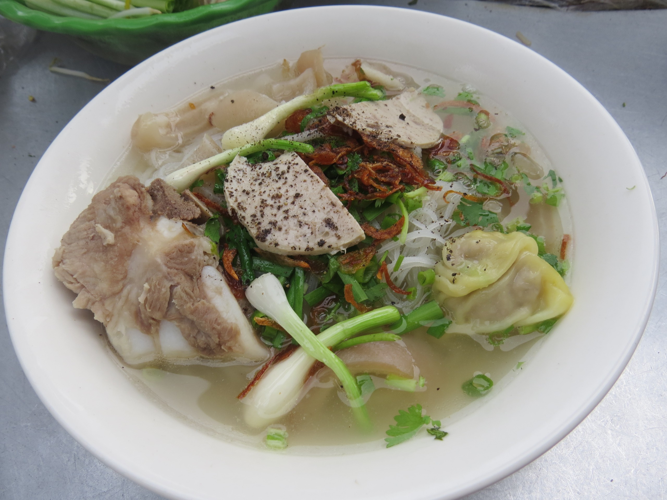 Người đàn ông nấu tô hủ tiếu ngon đến muỗng cuối cùng, nhiều khách quay lại ăn- Ảnh 4. Người đàn ông nấu tô hủ tiếu ngon đến muỗng cuối cùng, nhiều khách quay lại ăn- Ảnh 4.