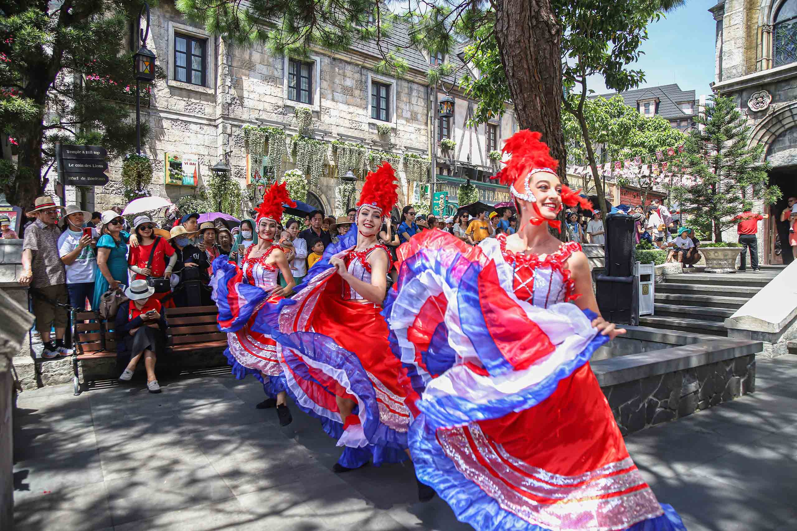Du lịch chưa nóng, vé máy bay đã chực sốt
- Ảnh 2. Du lịch chưa nóng, vé máy bay đã chực sốt
- Ảnh 2.