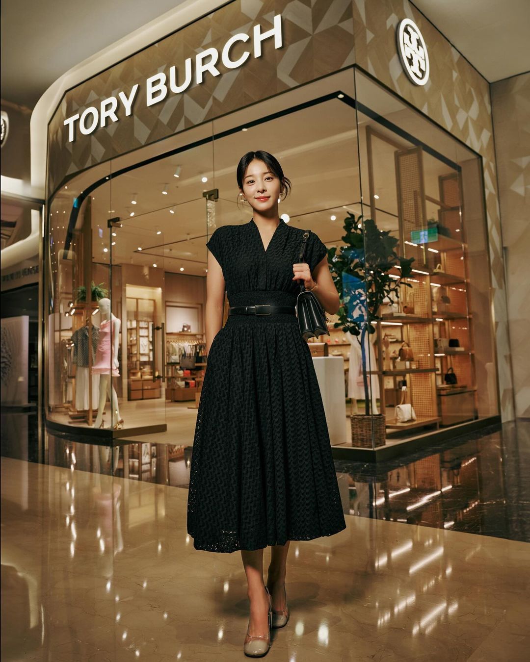 Gaun midi yang mesti anda miliki pada musim luruh ini - Foto 1. Những chiếc váy midi nàng phải có trong mùa thu này- Ảnh 1.