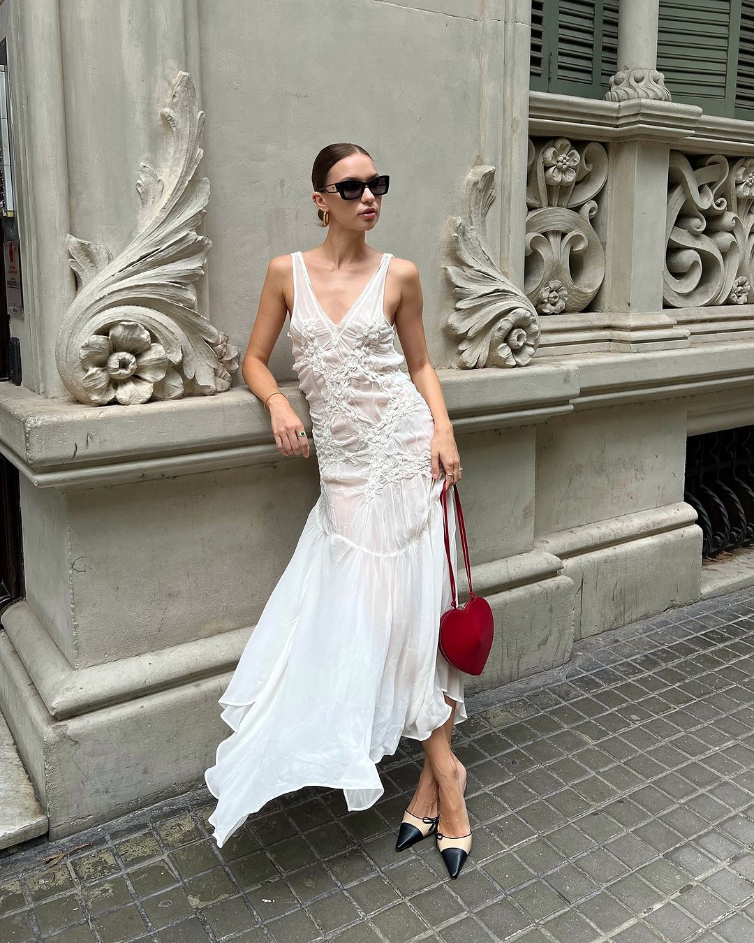 Gaun midi yang mesti anda miliki pada musim luruh ini - Foto 2. Những chiếc váy midi nàng phải có trong mùa thu này- Ảnh 2.