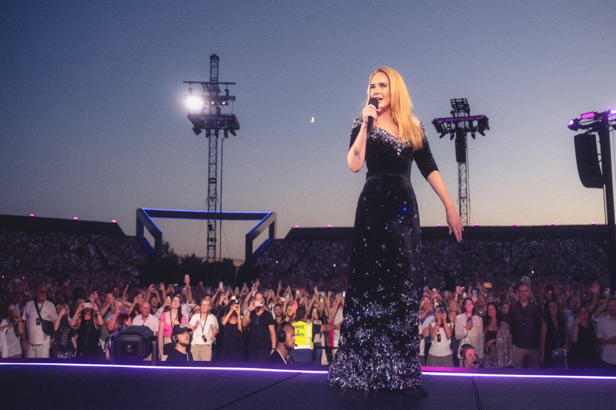 אדל לובשת שמלת קונג טרי בתערוכת הרזידנסי הגדולה ביותר על פני כדור הארץ - תמונה 1. Adele mặc đầm Công Trí trong show diễn lưu trú lớn nhất hành tinh- Ảnh 1.