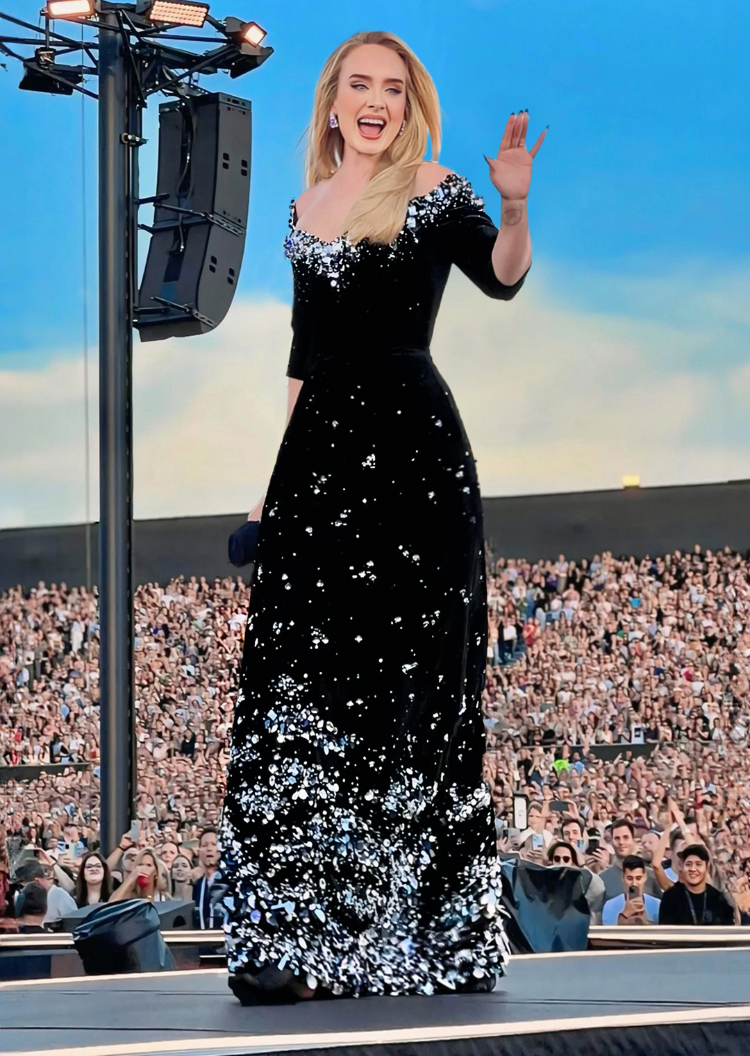 אדל לובשת שמלת קונג טרי בתערוכת הרזידנסי הגדולה ביותר על פני כדור הארץ - תמונה 4. Adele mặc đầm Công Trí trong show diễn lưu trú lớn nhất hành tinh- Ảnh 4.