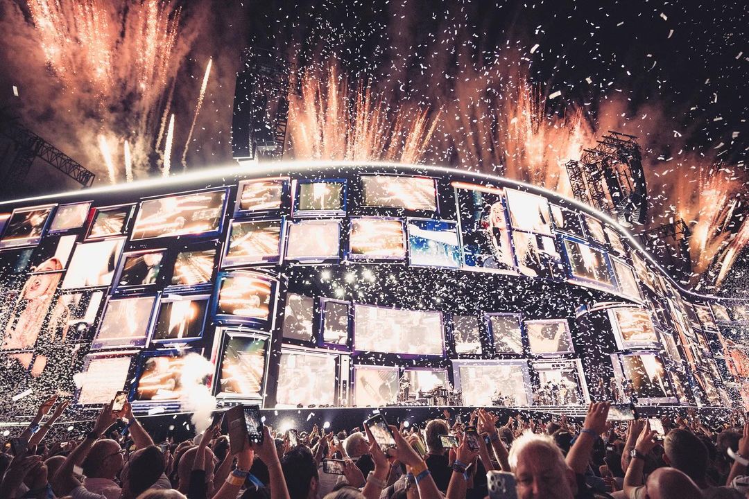 אדל לובשת שמלת קונג טרי בתערוכת הרזידנסי הגדולה ביותר על פני כדור הארץ - תמונה 2. Adele mặc đầm Công Trí trong show diễn lưu trú lớn nhất hành tinh- Ảnh 2.