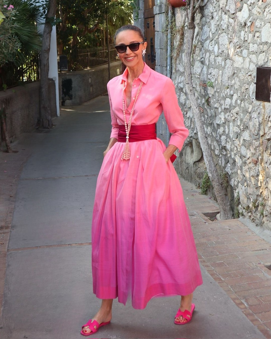 Gaun midi yang mesti anda miliki pada musim luruh ini - Foto 9. Những chiếc váy midi nàng phải có trong mùa thu này- Ảnh 9.