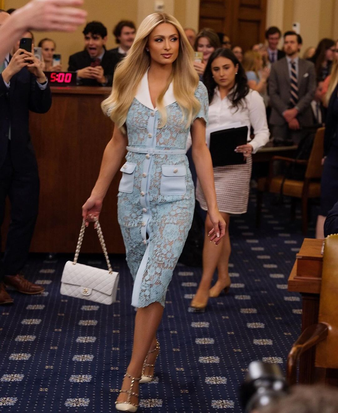 Gaun midi yang anda mesti miliki pada musim luruh ini - Foto 10. Những chiếc váy midi nàng phải có trong mùa thu này- Ảnh 10.