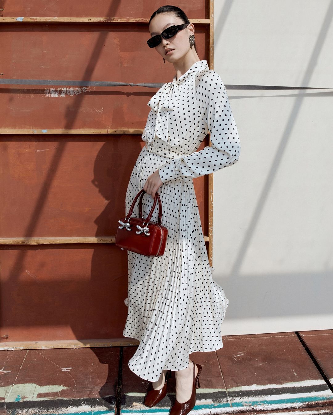 Gaun midi yang anda mesti miliki pada musim luruh ini - Foto 6. Những chiếc váy midi nàng phải có trong mùa thu này- Ảnh 6.