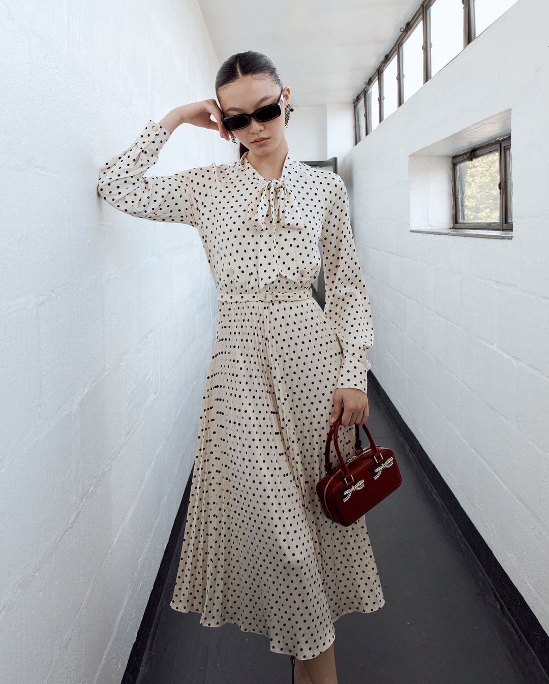 Gaun midi yang anda mesti miliki pada musim luruh ini - Foto 5. Những chiếc váy midi nàng phải có trong mùa thu này- Ảnh 5.