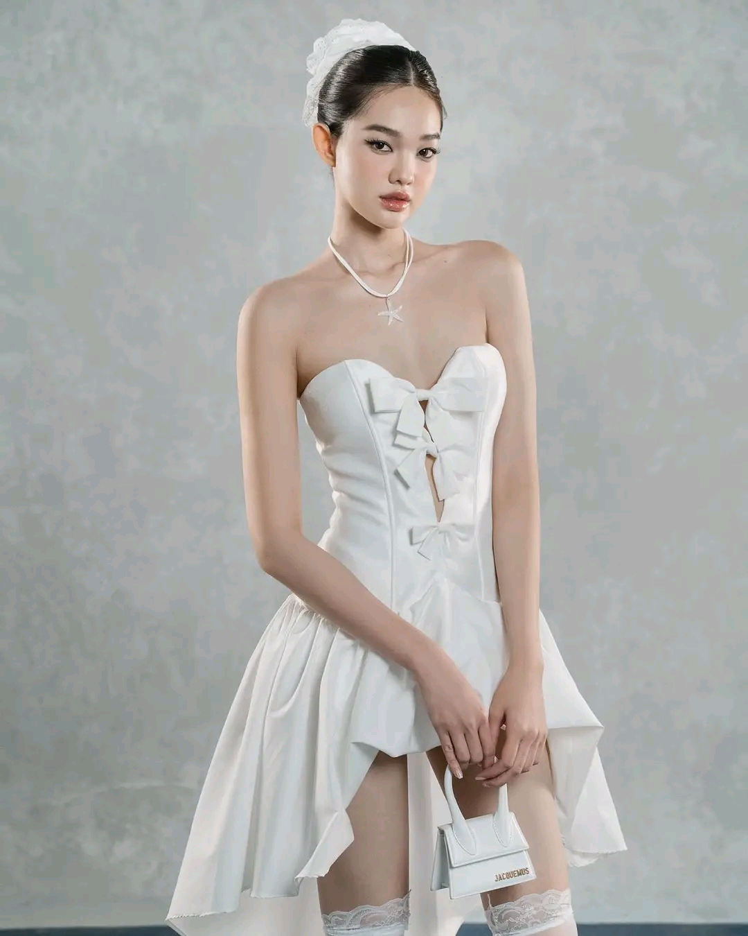Thả dáng yêu kiều cùng những thiết kế váy trắng thướt tha- Ảnh 3. Thả dáng yêu kiều cùng những thiết kế váy trắng thướt tha- Ảnh 3.