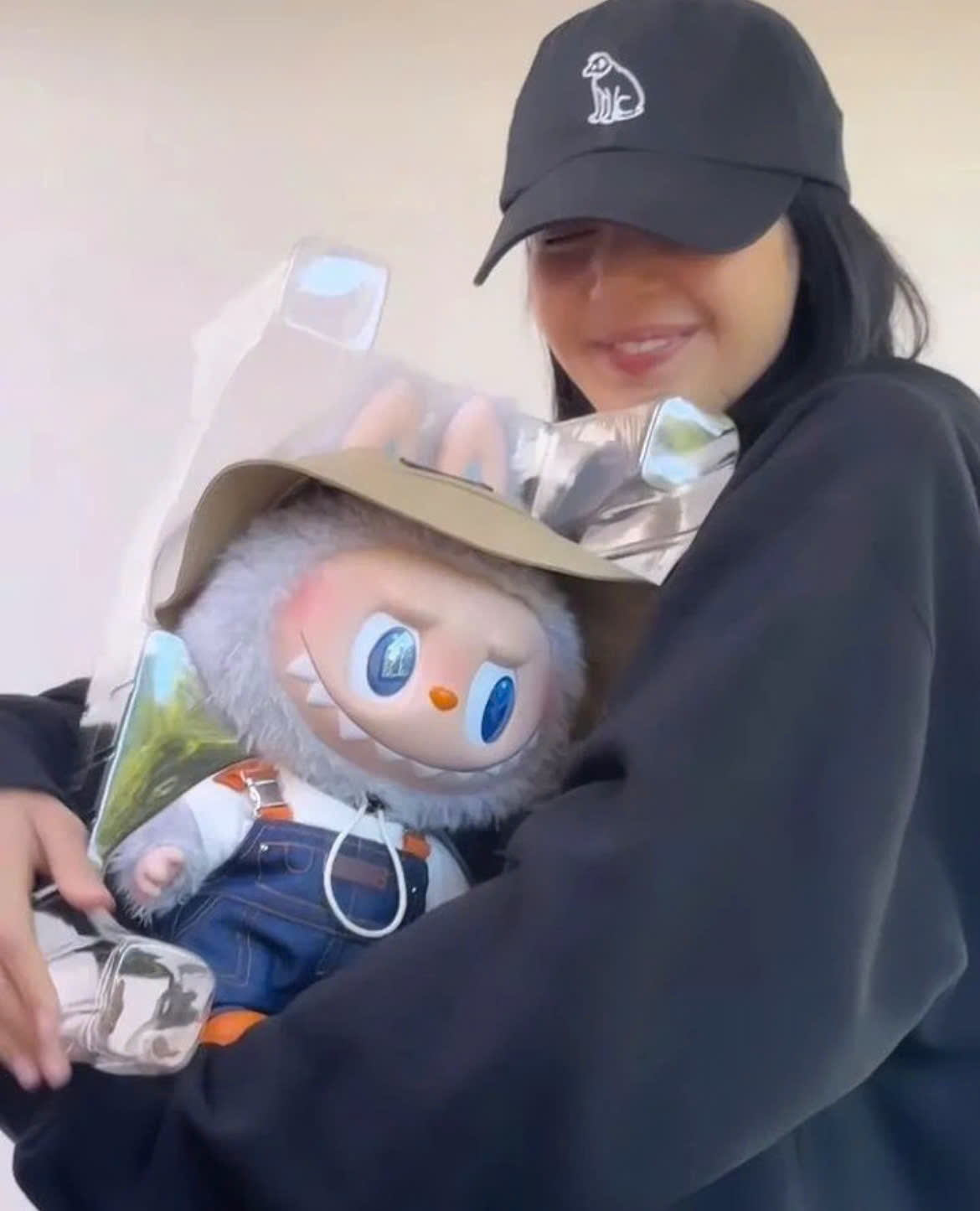 Lisa promovează Labubu, multe vedete se îmbracă frumos cu accesorii sexy - Fotografia 2. Lisa lăng xê Labubu, nhiều sao lên đồ cực đẹp với phụ kiện gây sốt- Ảnh 2.