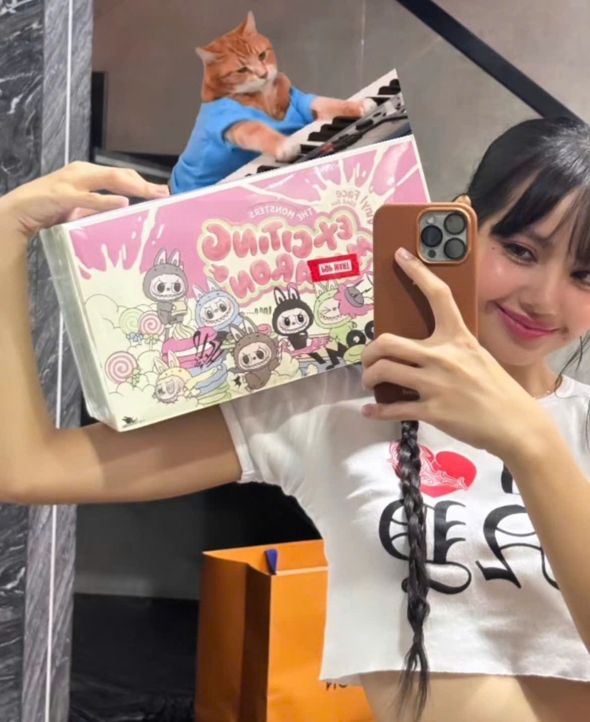 Lisa promovează Labubu, multe vedete se îmbracă frumos cu accesorii sexy - Fotografia 1. Lisa lăng xê Labubu, nhiều sao lên đồ cực đẹp với phụ kiện gây sốt- Ảnh 1.