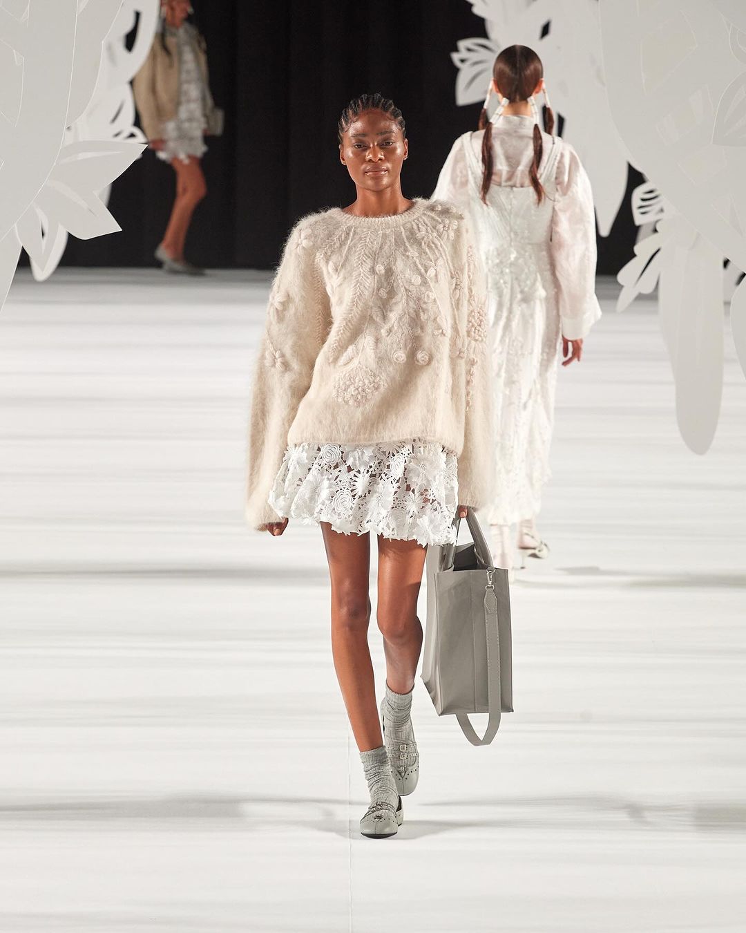 Blondeantrekk, en romantisk og sjarmerende trend som skiller seg ut høst-vinter 2024 - Bilde 11. Trang phục ren, xu hướng lãng mạn, quyến rũ nổi bật mùa thu đông 2024- Ảnh 11.