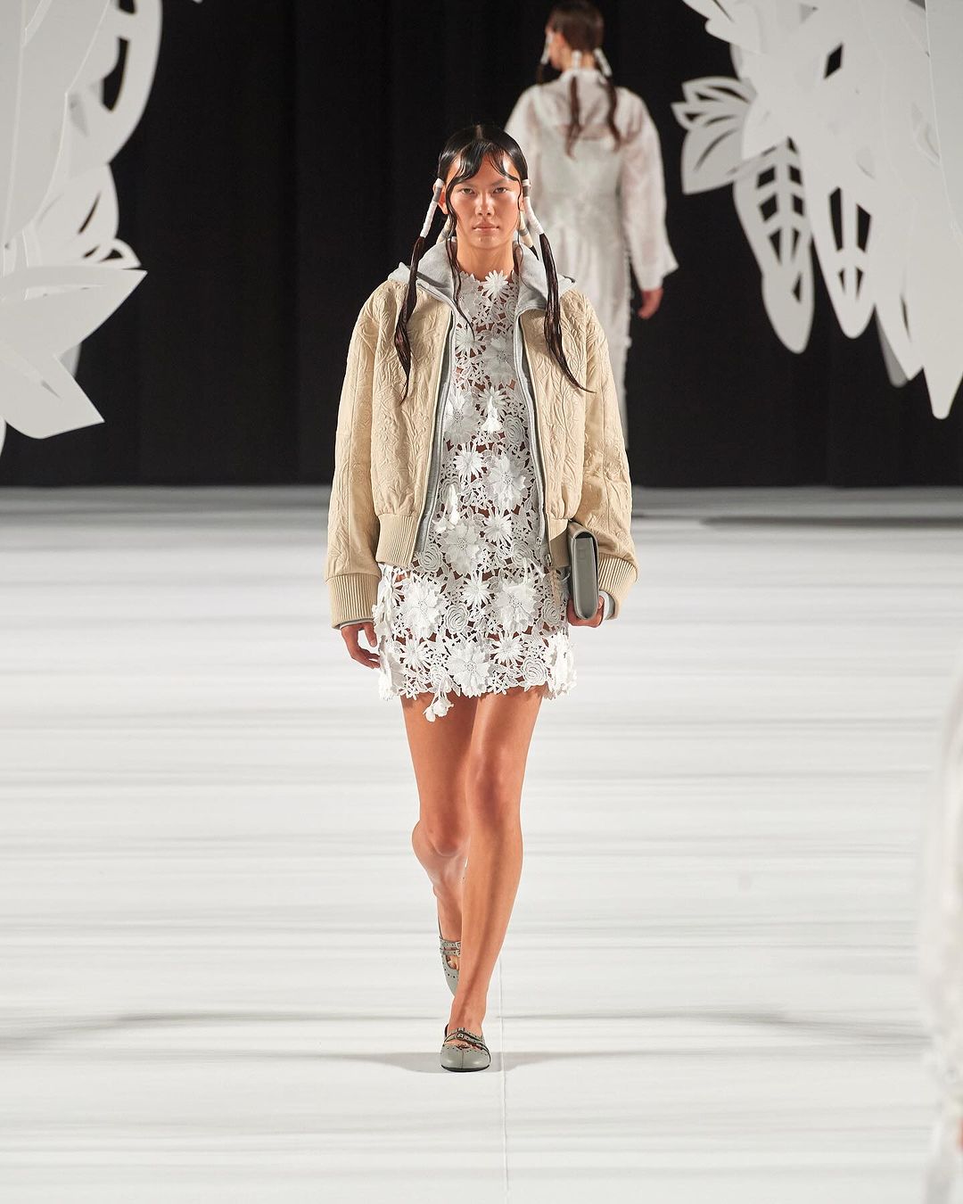 Blondeantrekk, en romantisk og sjarmerende trend som skiller seg ut høst-vinter 2024 - Bilde 10. Trang phục ren, xu hướng lãng mạn, quyến rũ nổi bật mùa thu đông 2024- Ảnh 10.