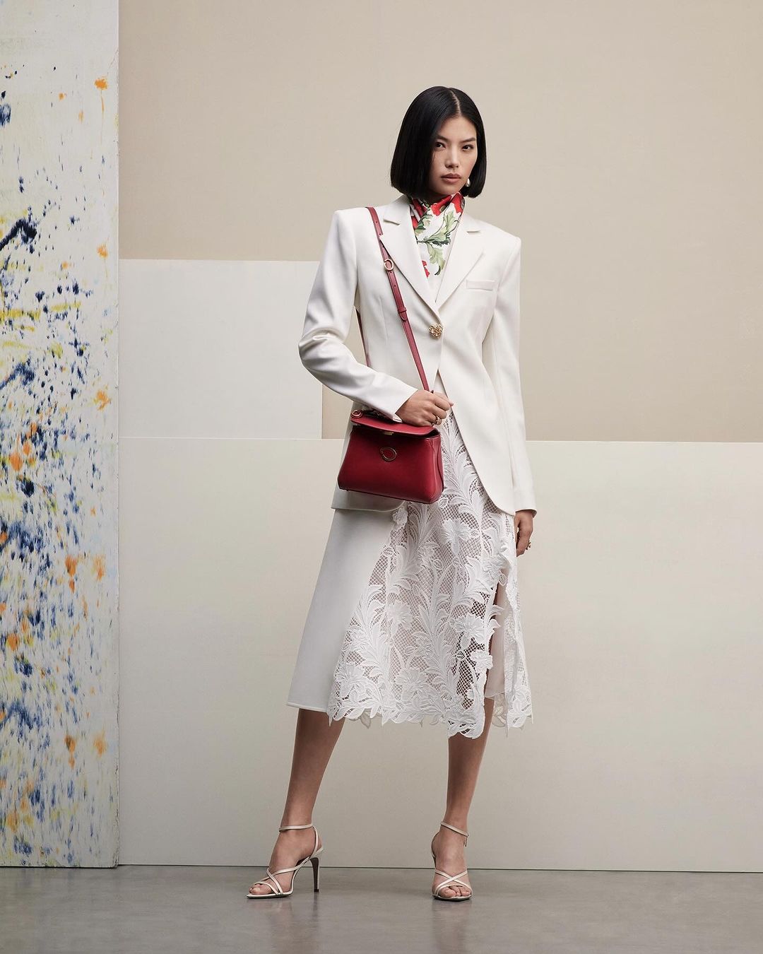 Blondeantrekk, en romantisk og sjarmerende trend som skiller seg ut høst-vinter 2024 - Bilde 4. Trang phục ren, xu hướng lãng mạn, quyến rũ nổi bật mùa thu đông 2024- Ảnh 4.