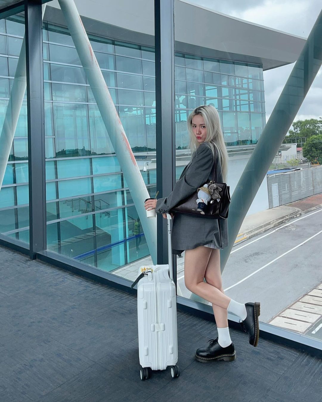 Lisa promovează Labubu, multe vedete se îmbracă frumos cu accesorii sexy - Foto 11. Lisa lăng xê Labubu, nhiều sao lên đồ cực đẹp với phụ kiện gây sốt- Ảnh 11.