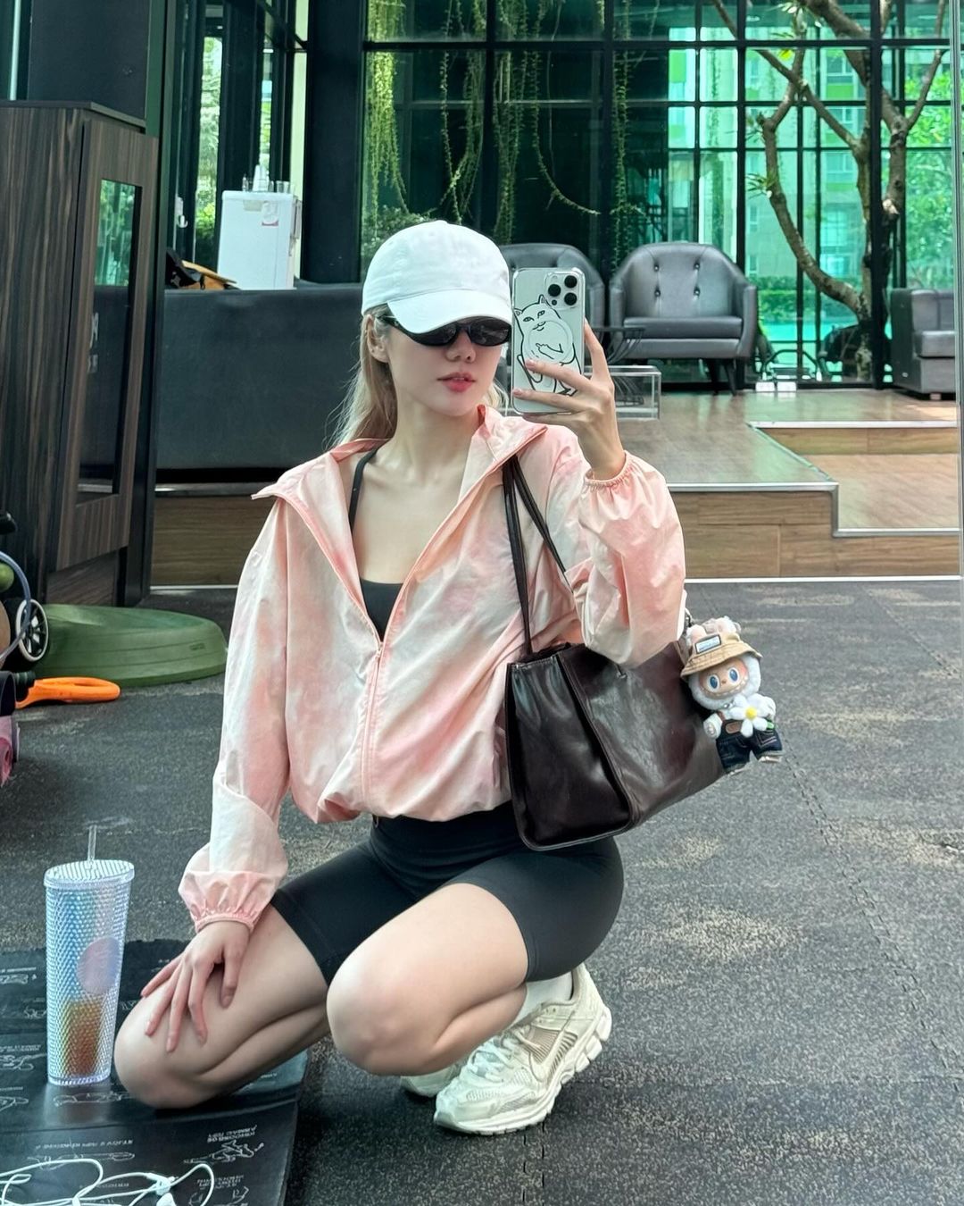 Lisa promovează Labubu, multe vedete se îmbracă frumos cu accesorii sexy - Fotografia 10. Lisa lăng xê Labubu, nhiều sao lên đồ cực đẹp với phụ kiện gây sốt- Ảnh 10.