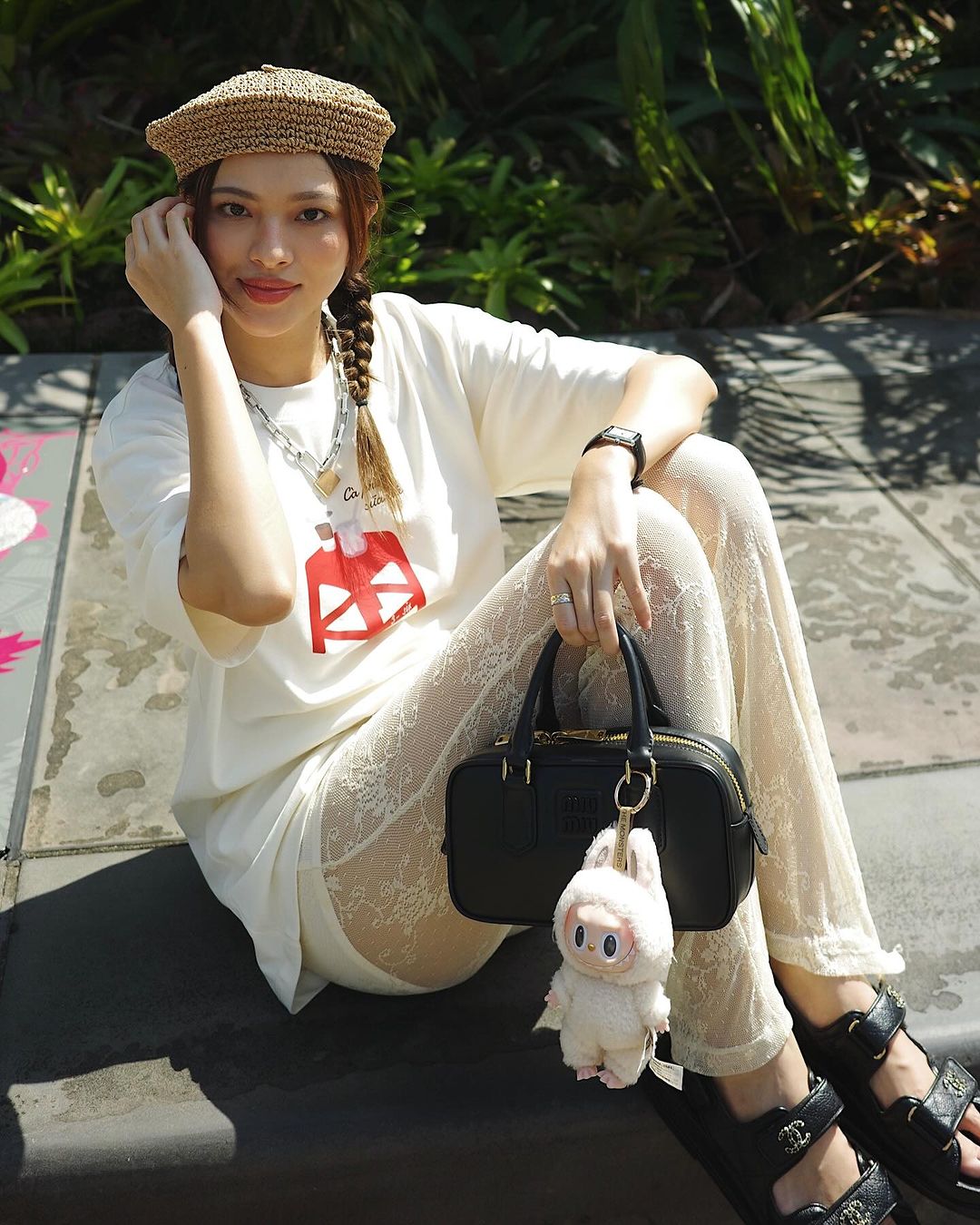 Lisa promovează Labubu, multe vedete se îmbracă frumos cu accesorii sexy - Foto 12. Lisa lăng xê Labubu, nhiều sao lên đồ cực đẹp với phụ kiện gây sốt- Ảnh 12.