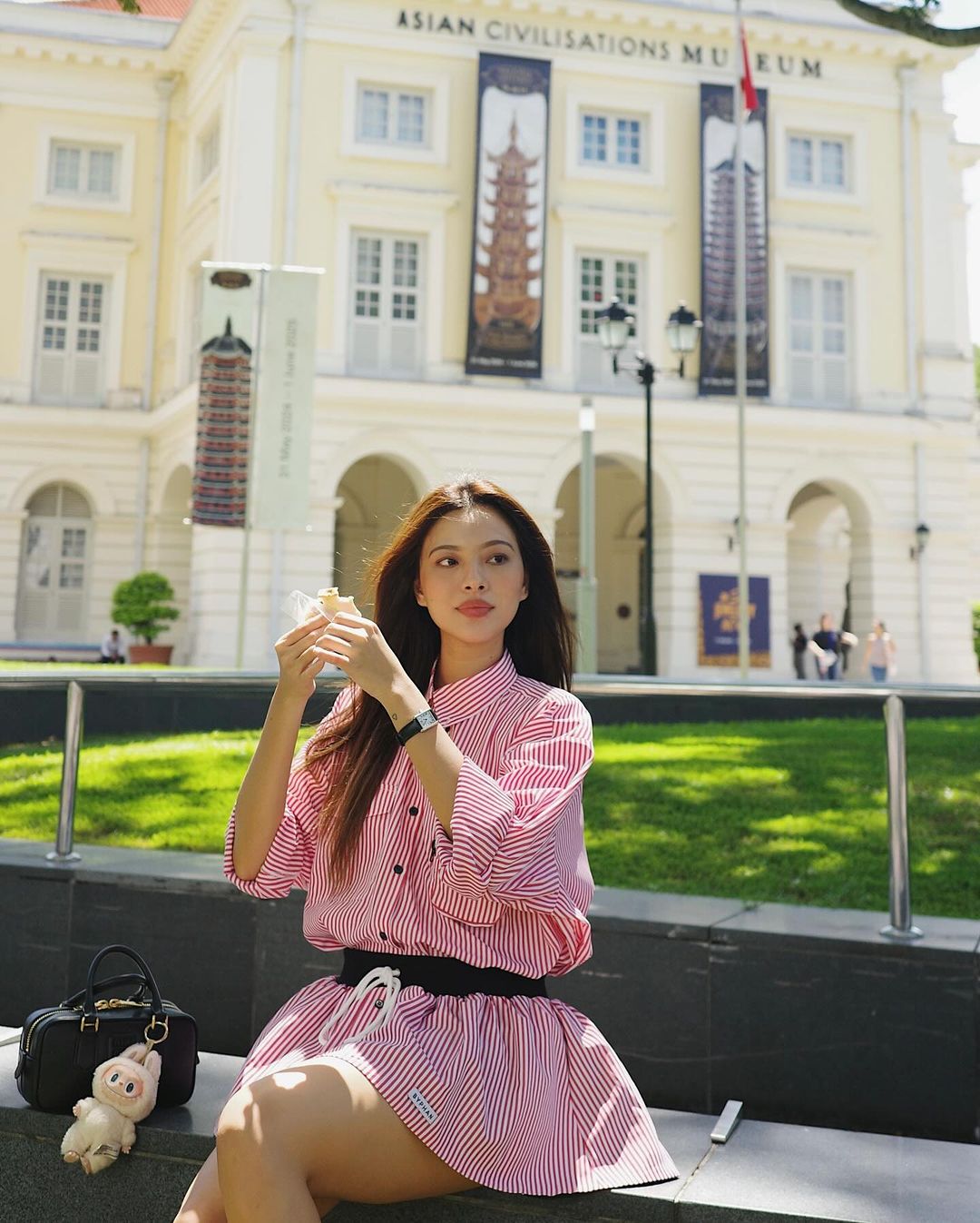 Lisa promovează Labubu, multe vedete se îmbracă frumos cu accesorii sexy - Fotografia 5. Lisa lăng xê Labubu, nhiều sao lên đồ cực đẹp với phụ kiện gây sốt- Ảnh 5.