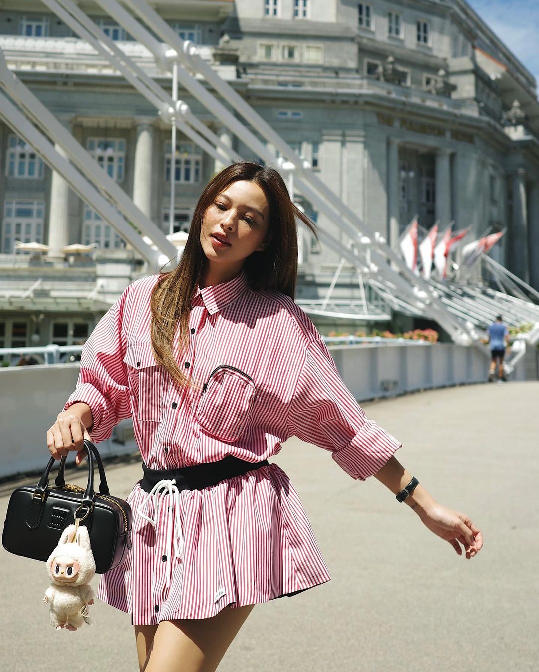 Lisa promovează Labubu, multe vedete se îmbracă frumos cu accesorii sexy - Fotografia 6. Lisa lăng xê Labubu, nhiều sao lên đồ cực đẹp với phụ kiện gây sốt- Ảnh 6.