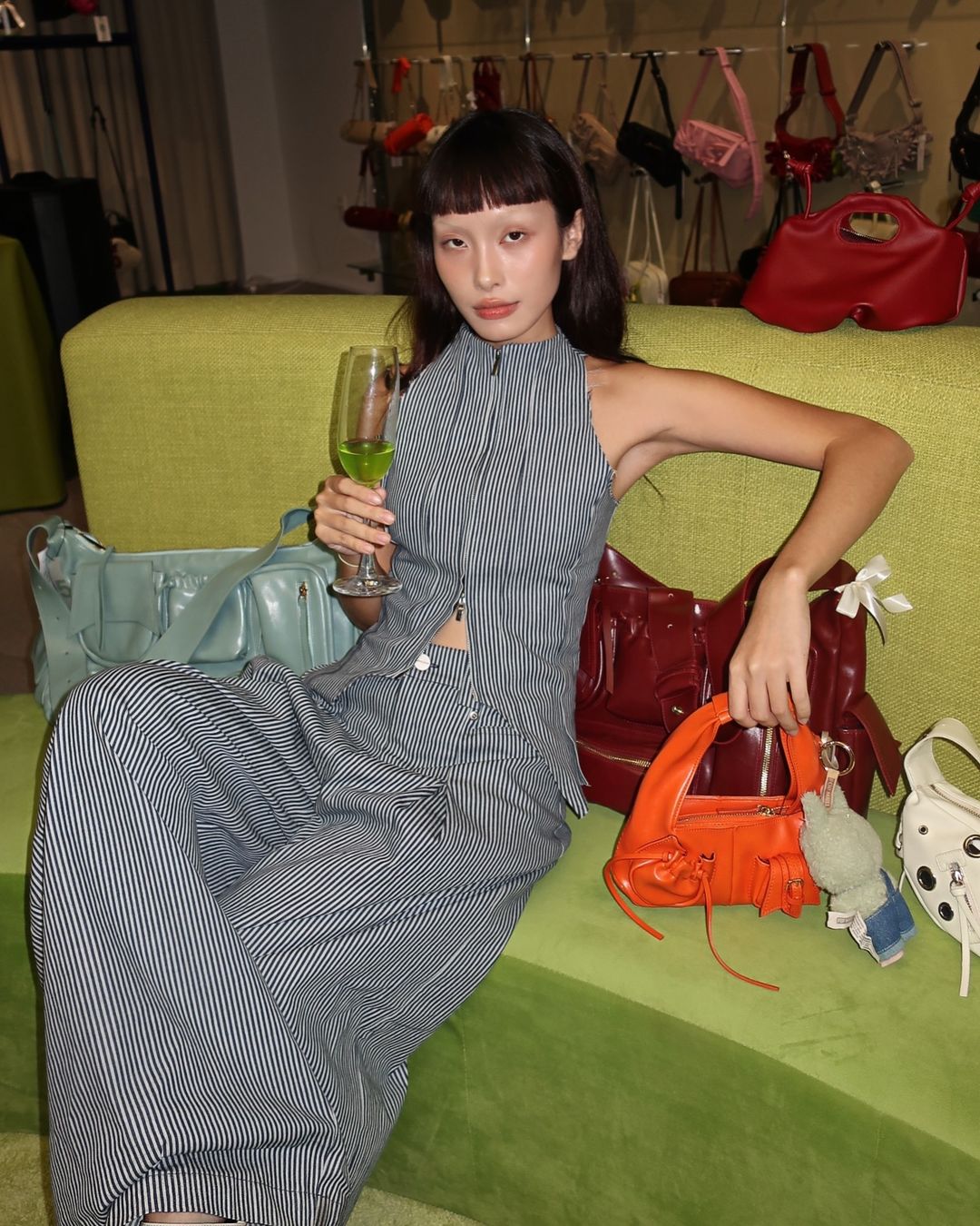 Lisa promovează Labubu, multe vedete se îmbracă frumos cu accesorii sexy - Fotografia 8. Lisa lăng xê Labubu, nhiều sao lên đồ cực đẹp với phụ kiện gây sốt- Ảnh 8.