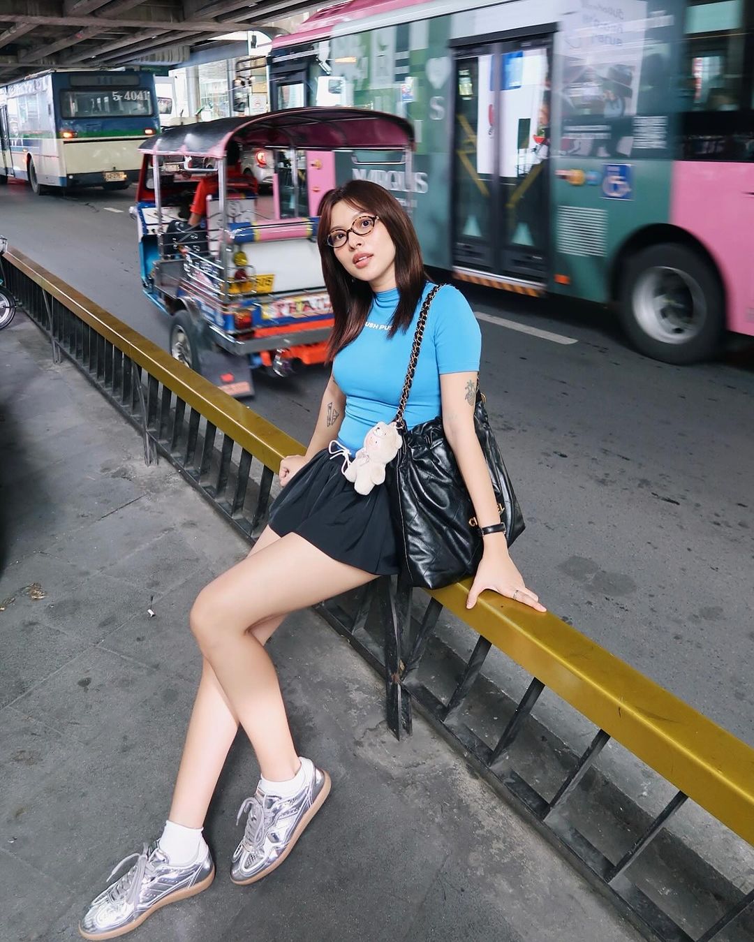 Lisa promovează Labubu, multe vedete se îmbracă frumos cu accesorii sexy - Fotografia 7. Lisa lăng xê Labubu, nhiều sao lên đồ cực đẹp với phụ kiện gây sốt- Ảnh 7.