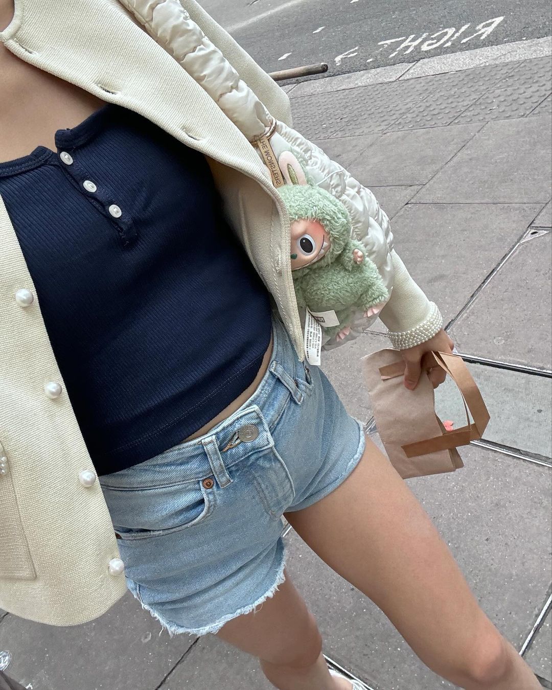 Lisa promovează Labubu, multe vedete se îmbracă frumos cu accesorii la modă - Fotografia 4. Lisa lăng xê Labubu, nhiều sao lên đồ cực đẹp với phụ kiện gây sốt- Ảnh 4.