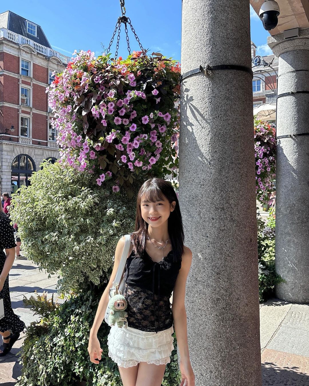 Lisa promovează Labubu, multe vedete se îmbracă frumos cu accesorii sexy - Fotografia 3. Lisa lăng xê Labubu, nhiều sao lên đồ cực đẹp với phụ kiện gây sốt- Ảnh 3.