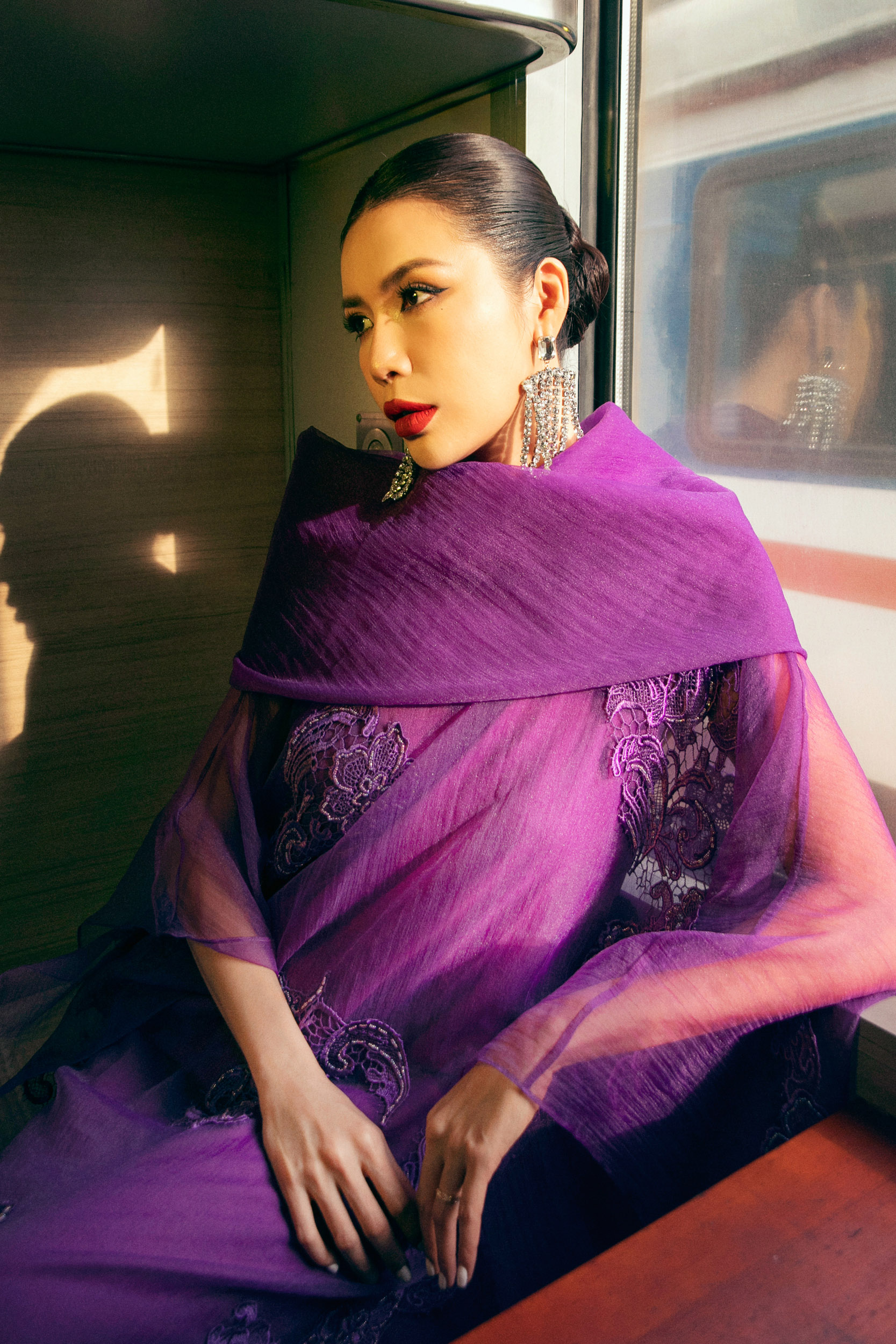 Blondeantrekk, en romantisk og sjarmerende trend som skiller seg ut høst-vinter 2024 - Bilde 2. Trang phục ren, xu hướng lãng mạn, quyến rũ nổi bật mùa thu đông 2024- Ảnh 2.