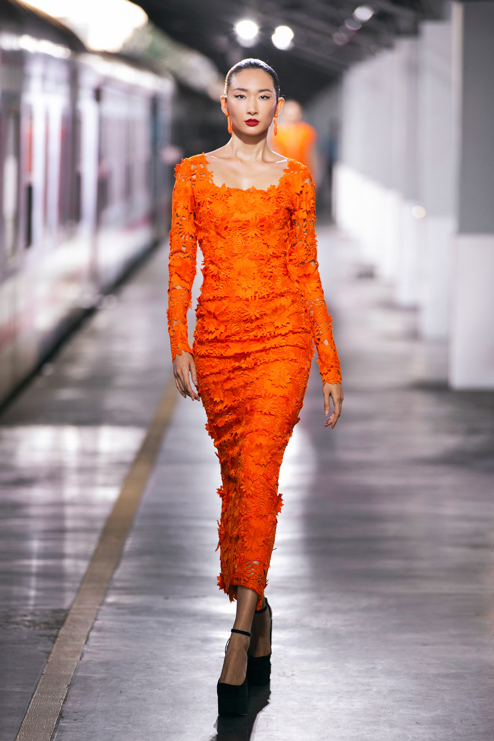 Blondeantrekk, en romantisk og sjarmerende trend som skiller seg ut høst-vinter 2024 - Bilde 5. Trang phục ren, xu hướng lãng mạn, quyến rũ nổi bật mùa thu đông 2024- Ảnh 5.