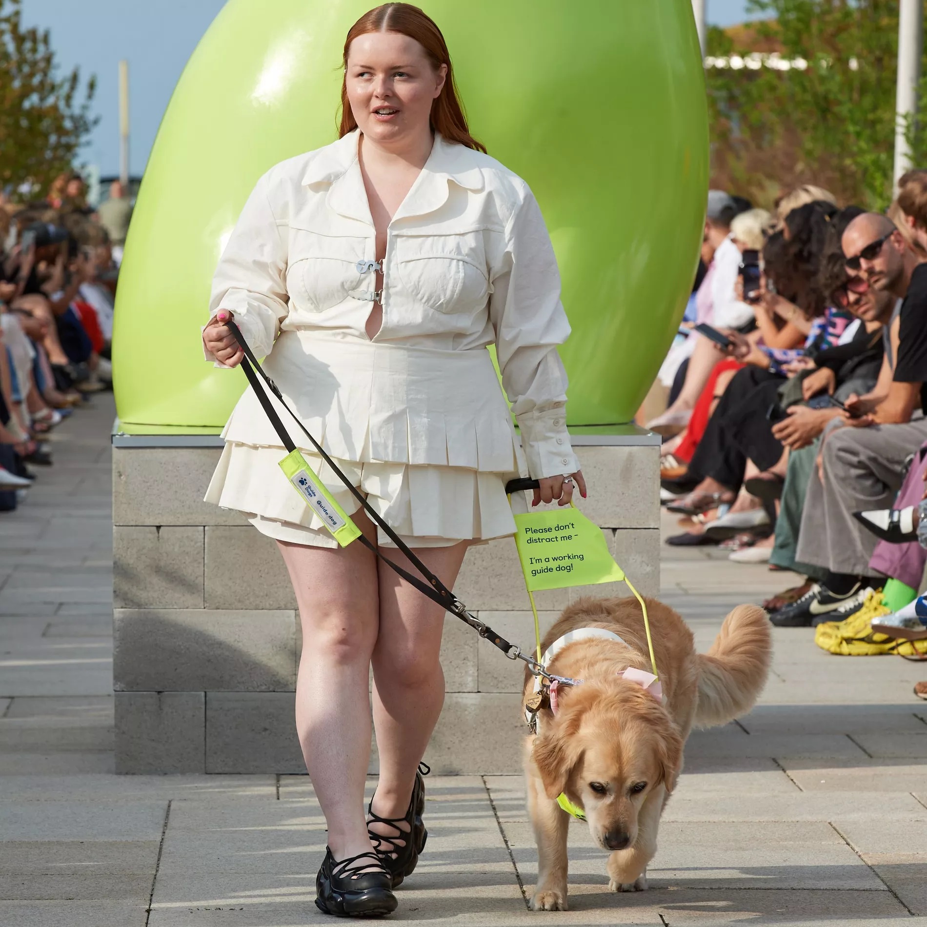 Primeira modelo cega a desfilar na Copenhagen Fashion Week - Foto 1. Người mẫu khiếm thị đầu tiên catwalk ở Tuần lễ thời trang Copenhagen- Ảnh 1.
