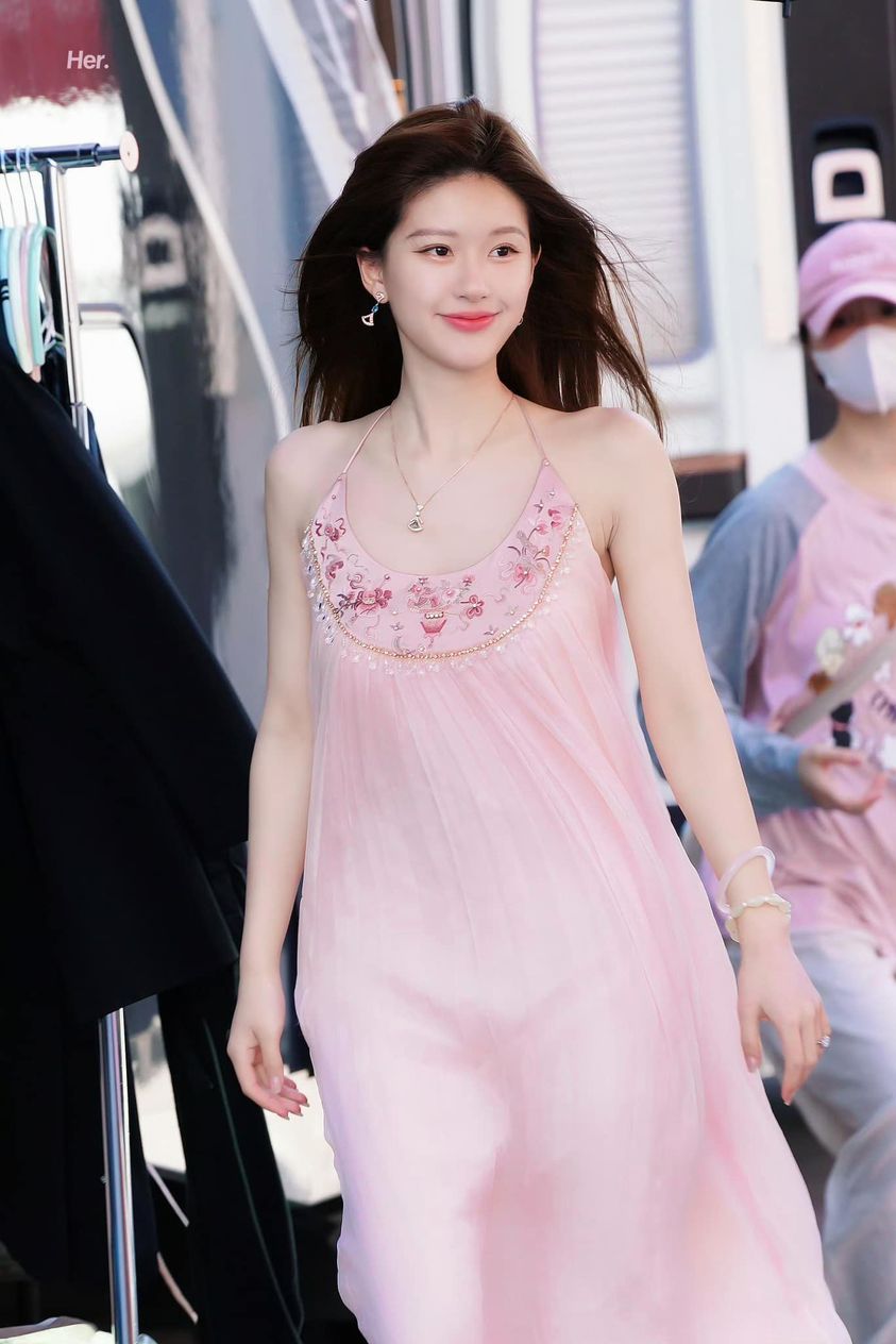 ड्रेस और नाइटगाउन पहनने के बाद, ट्रियू लो तु की उनकी बेजान उपस्थिति के लिए आलोचना की गई - फोटो 1. Hết diện váy, áo ngủ, Triệu Lộ Tư bị chê bởi vẻ ngoài thiếu sức sống- Ảnh 1.