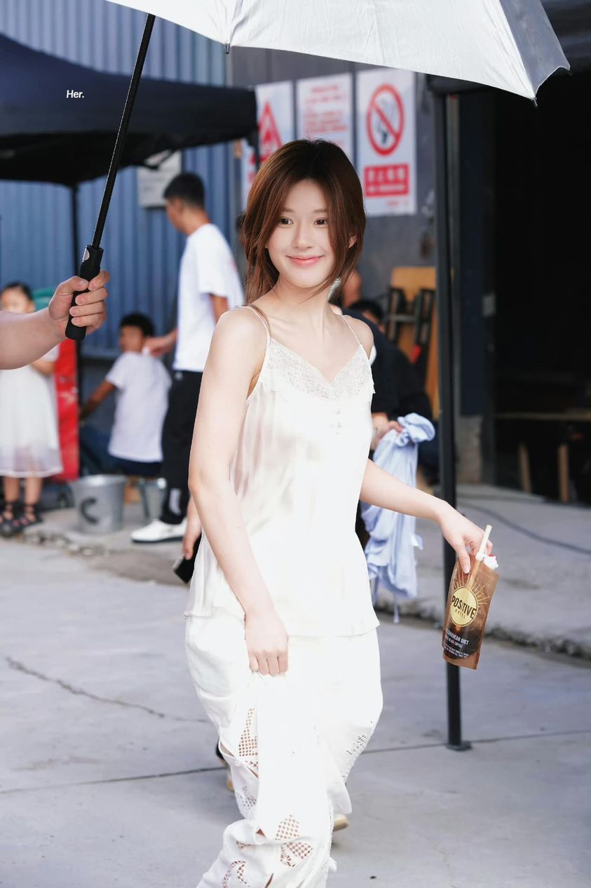 ड्रेस और नाइटगाउन पहनने के बाद, ट्रियू लो तु की उनकी बेजान उपस्थिति के लिए आलोचना की गई - फोटो 2. Hết diện váy, áo ngủ, Triệu Lộ Tư bị chê bởi vẻ ngoài thiếu sức sống- Ảnh 2.