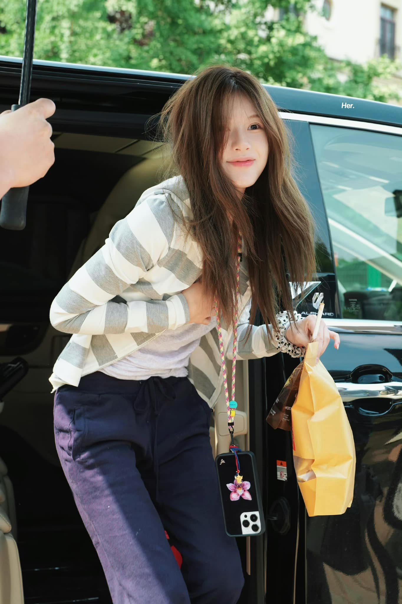 ड्रेस और नाइटगाउन पहनने के बाद, ट्रियू लो तु की उनकी बेजान उपस्थिति के लिए आलोचना की गई - फोटो 4. Hết diện váy, áo ngủ, Triệu Lộ Tư bị chê bởi vẻ ngoài thiếu sức sống- Ảnh 4.