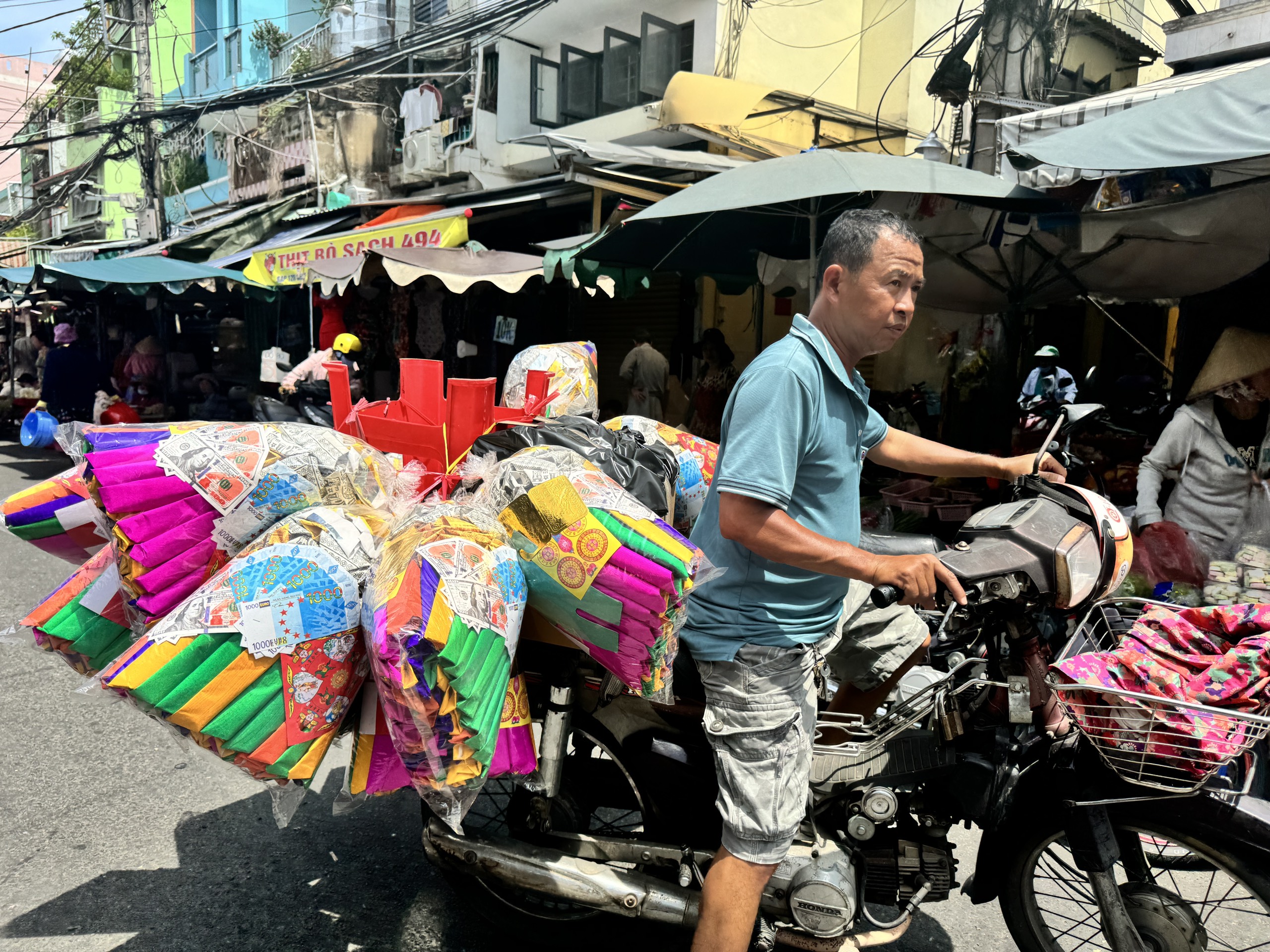 Rằm tháng 7: Tiểu thương chợ 'cõi âm' TP.HCM than ế; nhà lầu, xe hơi khó bán- Ảnh 5.