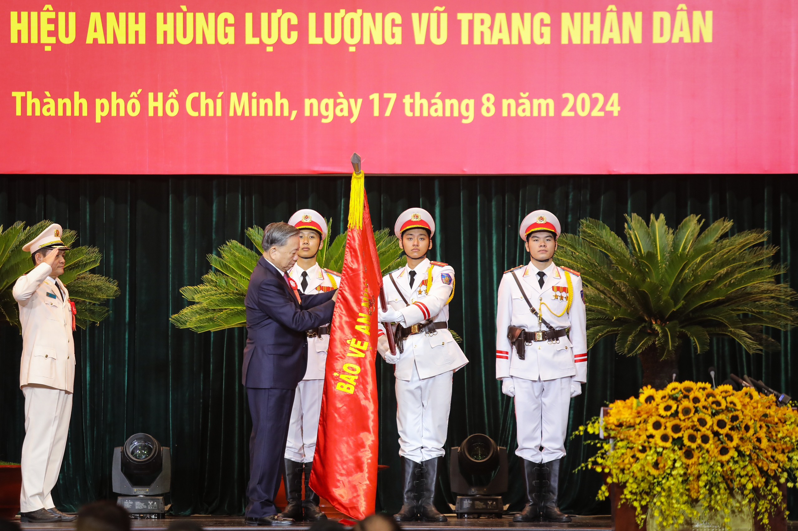 Công an TP.HCM đón nhận danh hiệu Anh hùng lực lượng vũ trang nhân dân - Ảnh 2.