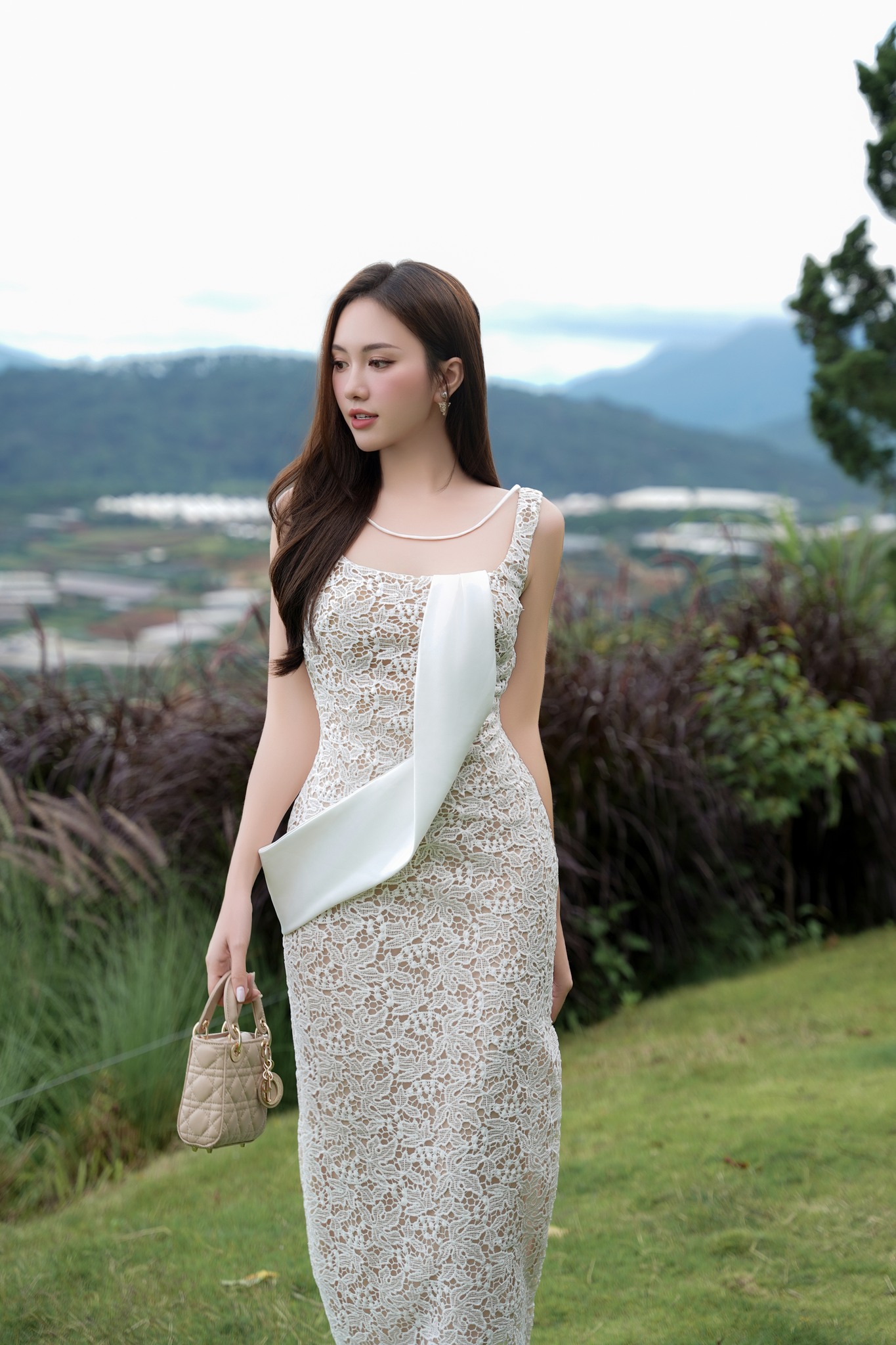 កំណត់រូបភាពនារីដ៏ប្រណិតជាមួយនឹងម៉ូដចរ - រូបថត ២. Định nghĩa hình ảnh quý cô sang trọng với thời trang vải ren- Ảnh 2.