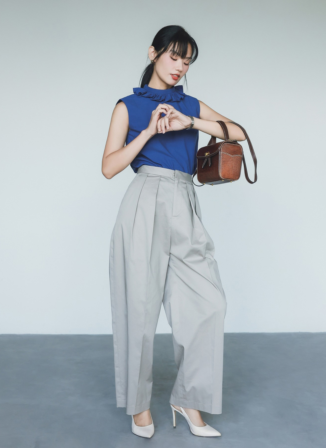 پیراهن و شلوار، ست همیشگی و کسلکنندهی دخترهای اداری - عکس ۸. Sơ mi và quần âu, cặp đôi diện mãi không chán của cô nàng công sở- Ảnh 8.