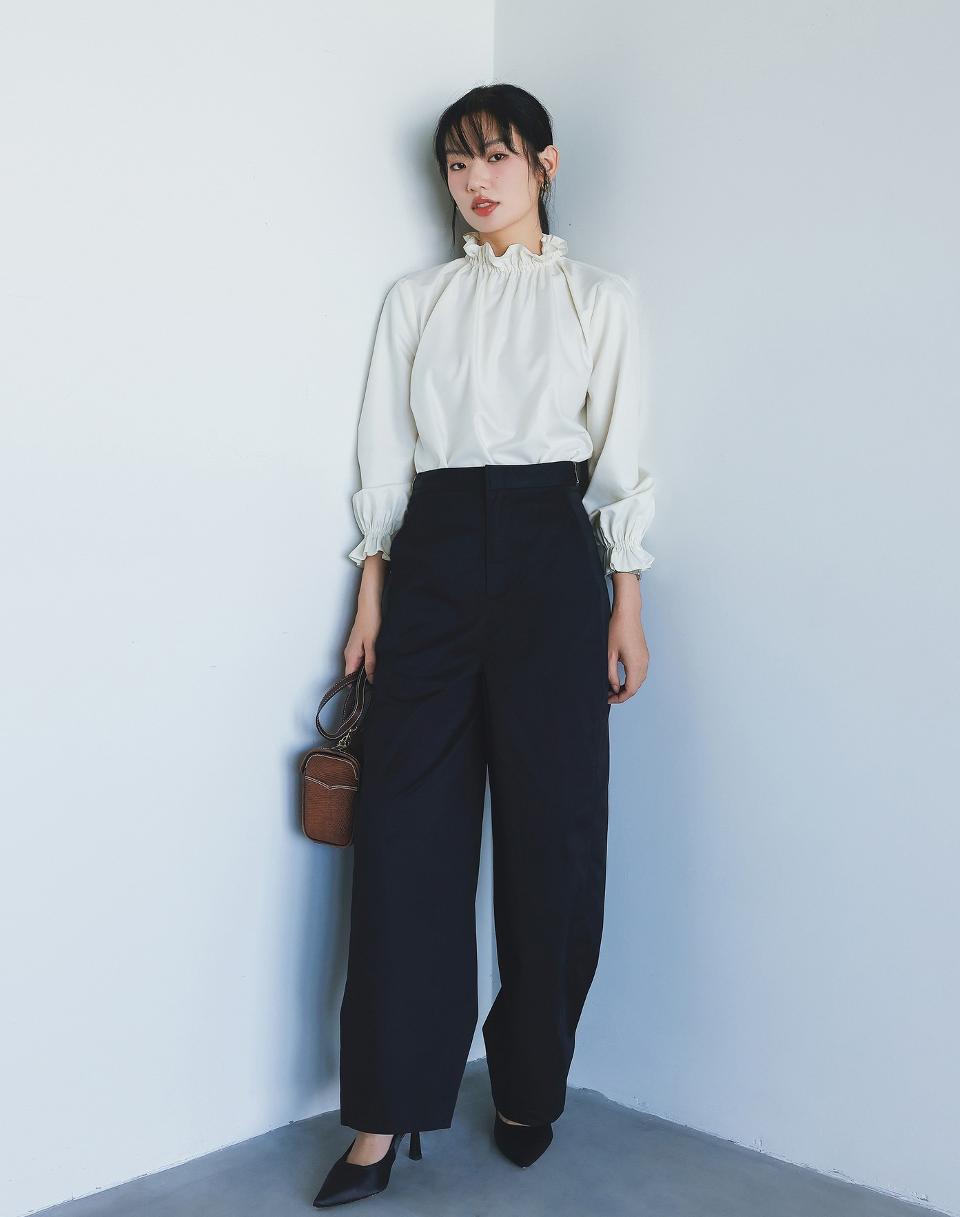 پیراهن و شلوار، ست همیشگی و کسلکنندهی دخترهای اداری - عکس ۹. Sơ mi và quần âu, cặp đôi diện mãi không chán của cô nàng công sở- Ảnh 9.