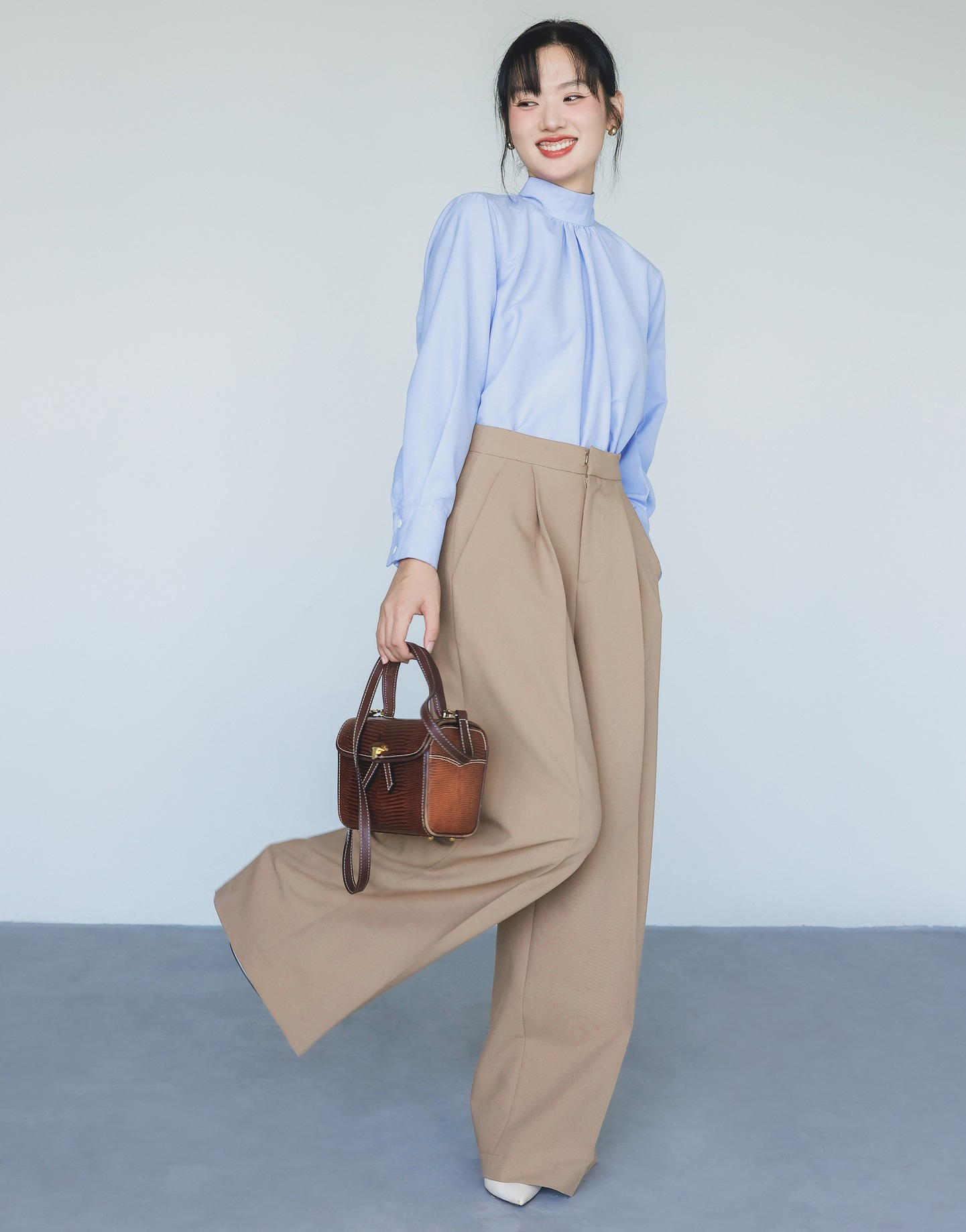 پیراهن و شلوار، ست همیشگی و کسلکنندهی دخترهای اداری - عکس ۱. Sơ mi và quần âu, cặp đôi diện mãi không chán của cô nàng công sở- Ảnh 1.