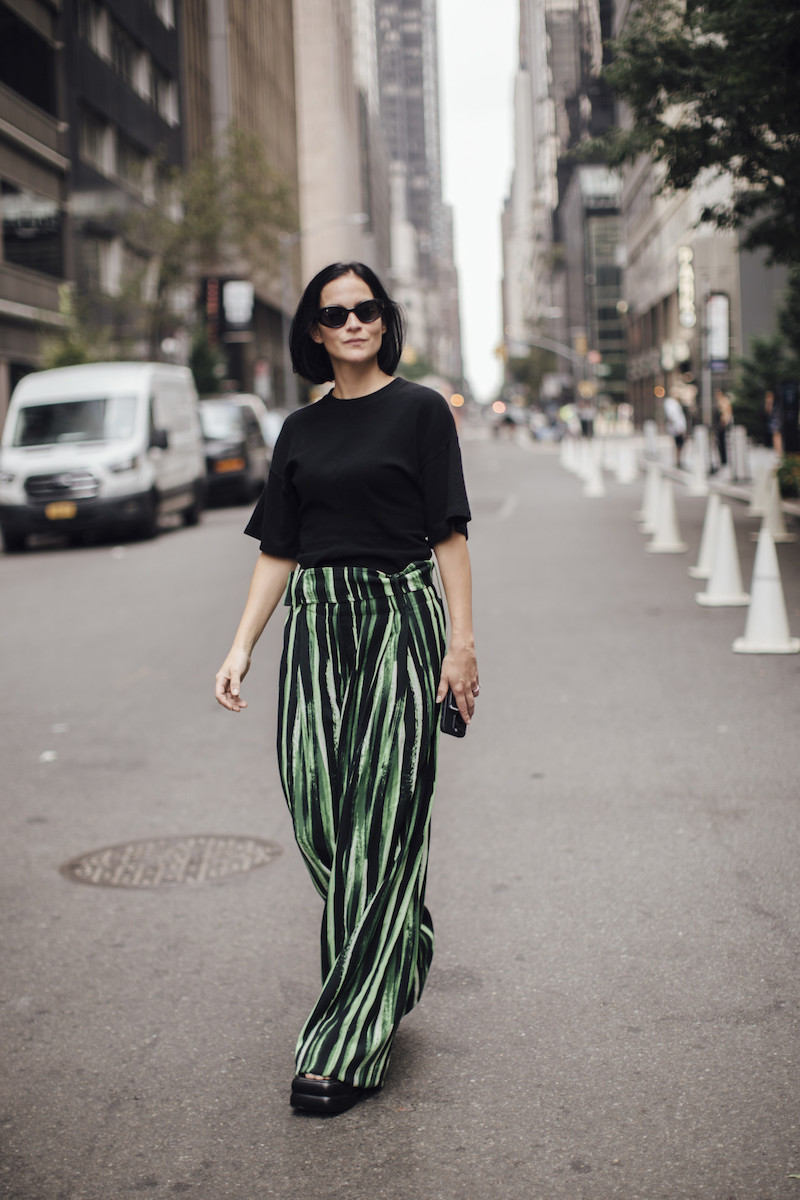 شلوار راه راه از لباسهای ضروری برای لذت بردن از روزهای خنک اوایل پاییز است - عکس ۷. Quần sọc là món đồ cần có để tận hưởng những ngày chớm thu se lạnh- Ảnh 7.