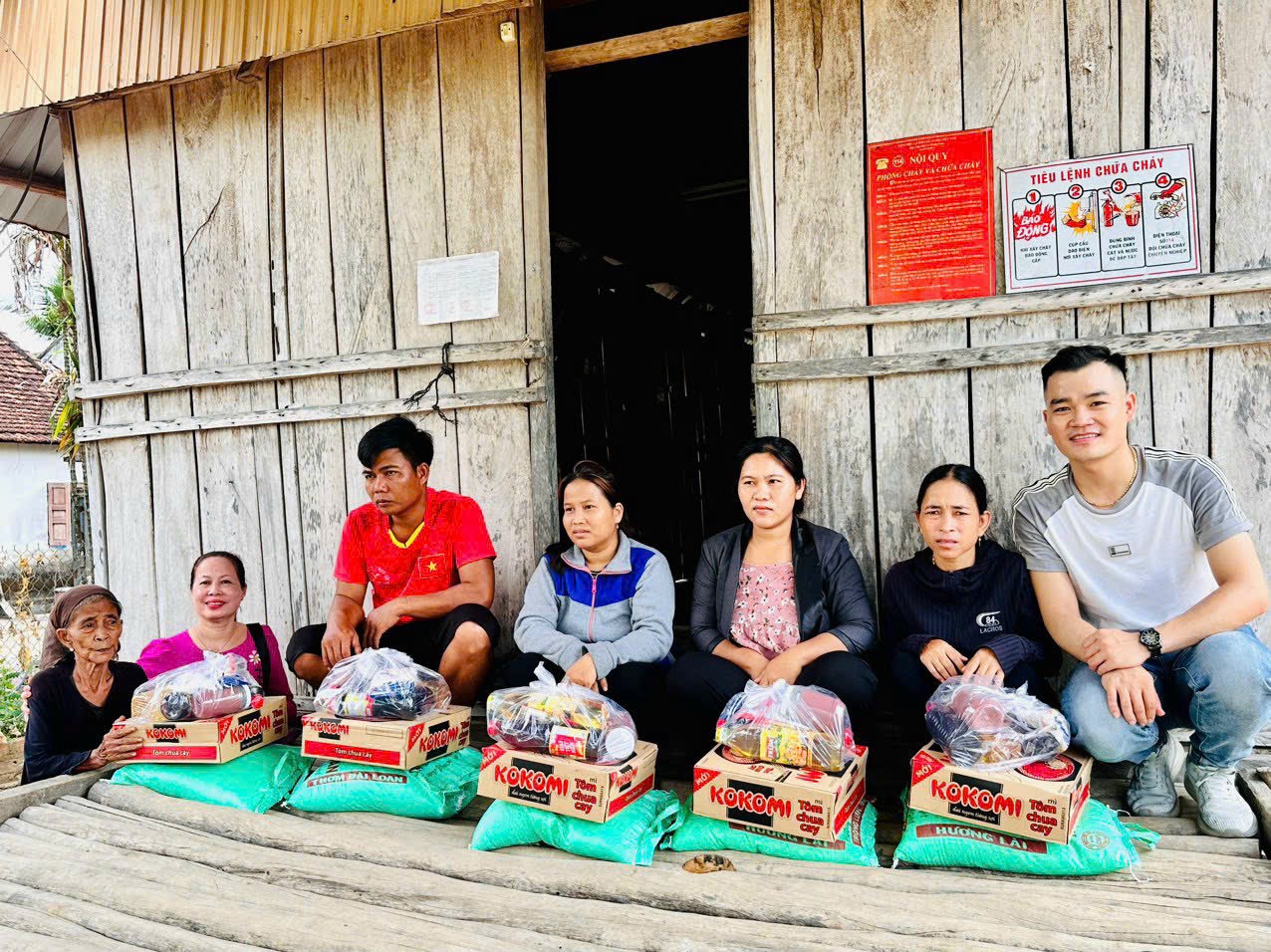 Chàng trai suốt 7 năm 'theo' các cụ già, cô chú chạy thận và trẻ khuyết tật- Ảnh 11.