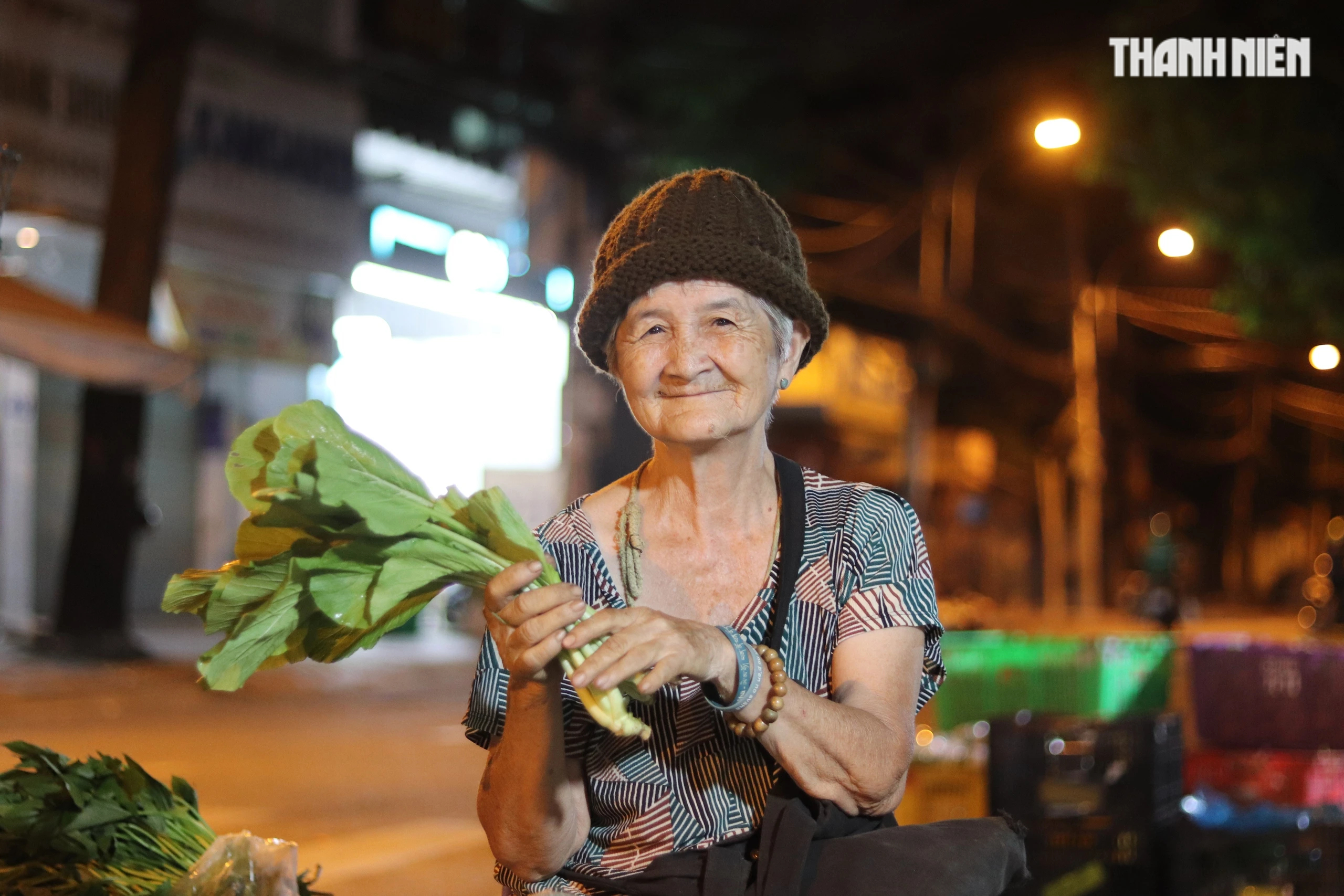 Triết lý 'sống thanh nhàn' từ gánh rau đêm của cụ bà U.80 - Thành phố nặng ân tình, Kỳ 4- Ảnh 2.