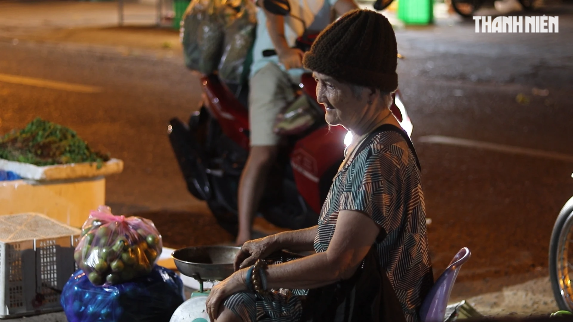 Triết lý 'sống thanh nhàn' từ gánh rau đêm của cụ bà U.80 - Thành phố nặng ân tình, Kỳ 4- Ảnh 4.