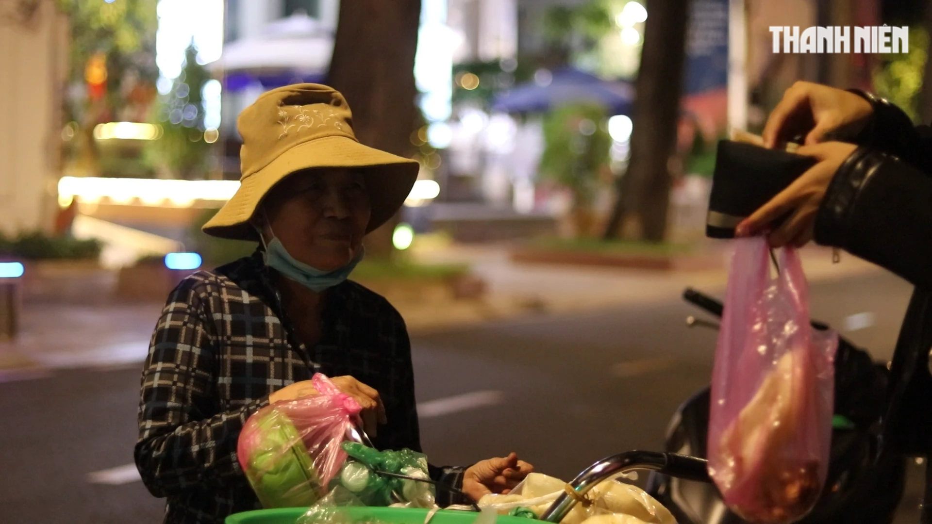 Cảm động hàng xóm không ngủ, đợi cụ bà về phòng trọ lúc rạng sáng - Thành phố nặng ân tình, Kỳ 2- Ảnh 4.