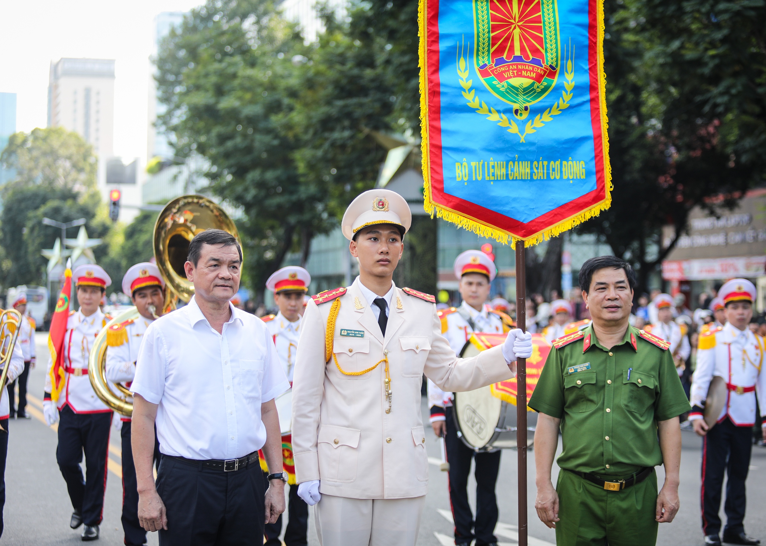 Tuyệt kỹ kỵ binh trên đường phố TP.HCM- Ảnh 1.