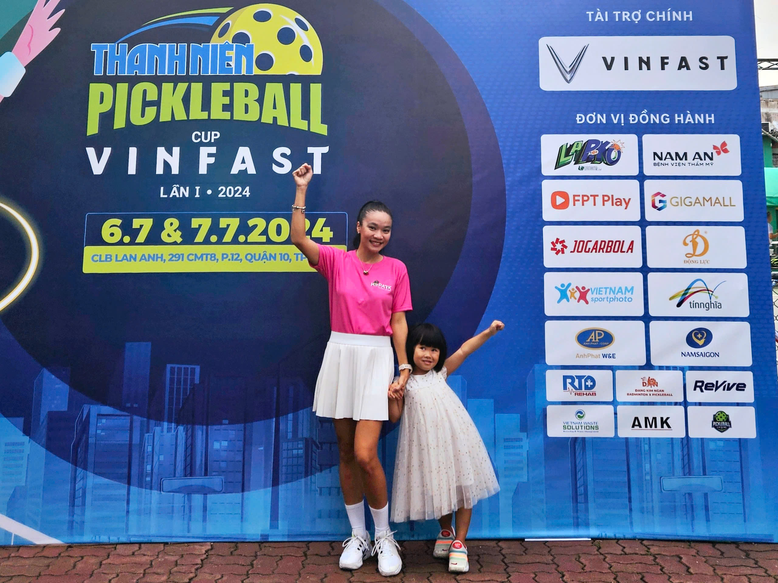 Thu Hiền và cô công chúa nhỏ trong ngày tham dự giải Pickleball Thanh Niên 2024 - Cúp VINFAST