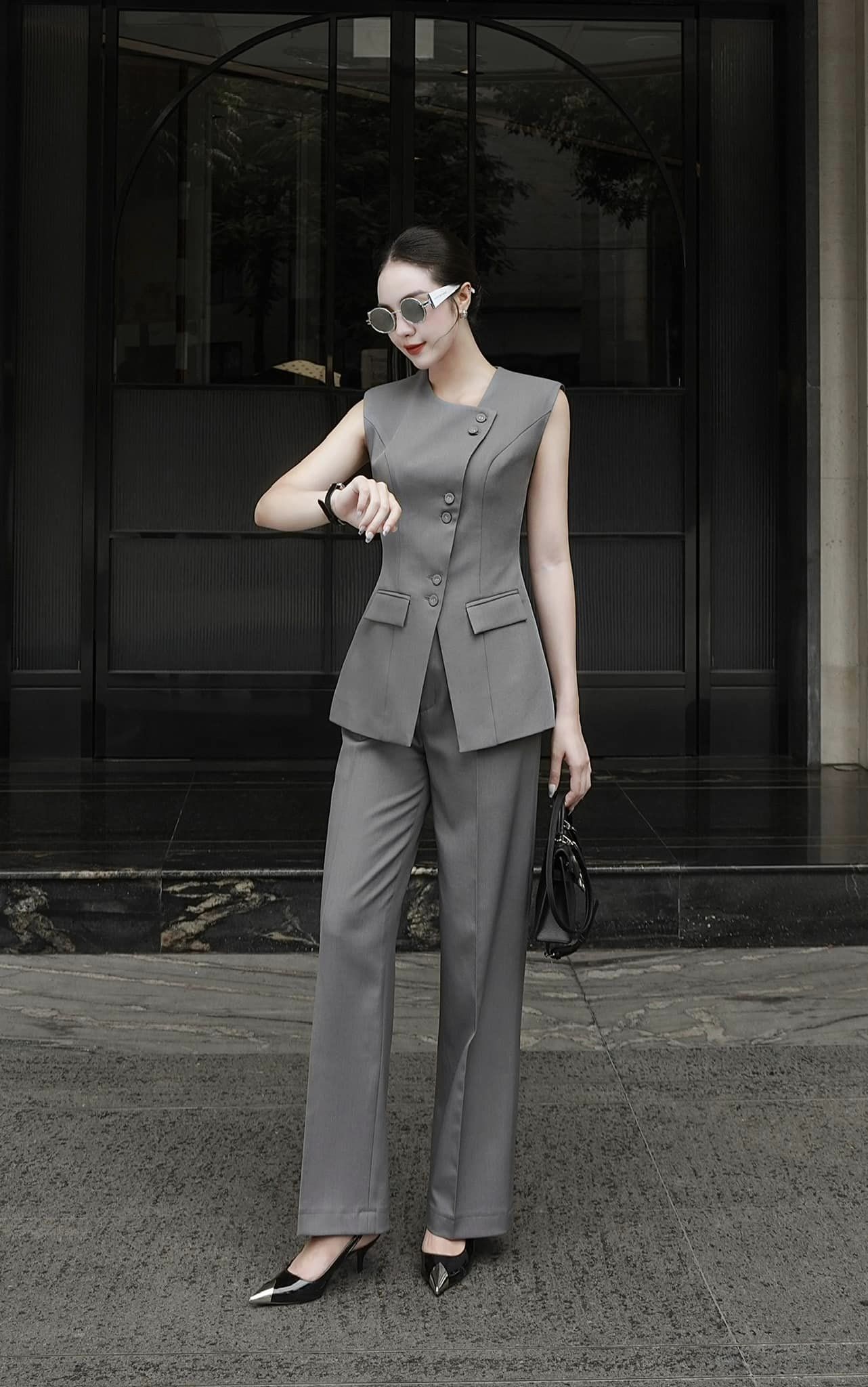 Yeleklerle şık ve modaya uygun anları koruyun - Fotoğraf 2. Lưu giữ những khoảnh khắc thanh lịch và thời thượng với áo gile- Ảnh 2.