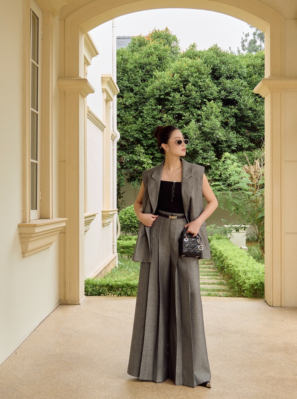 Yeleklerle şık ve modaya uygun anları koruyun - Fotoğraf 6. Lưu giữ những khoảnh khắc thanh lịch và thời thượng với áo gile- Ảnh 6.