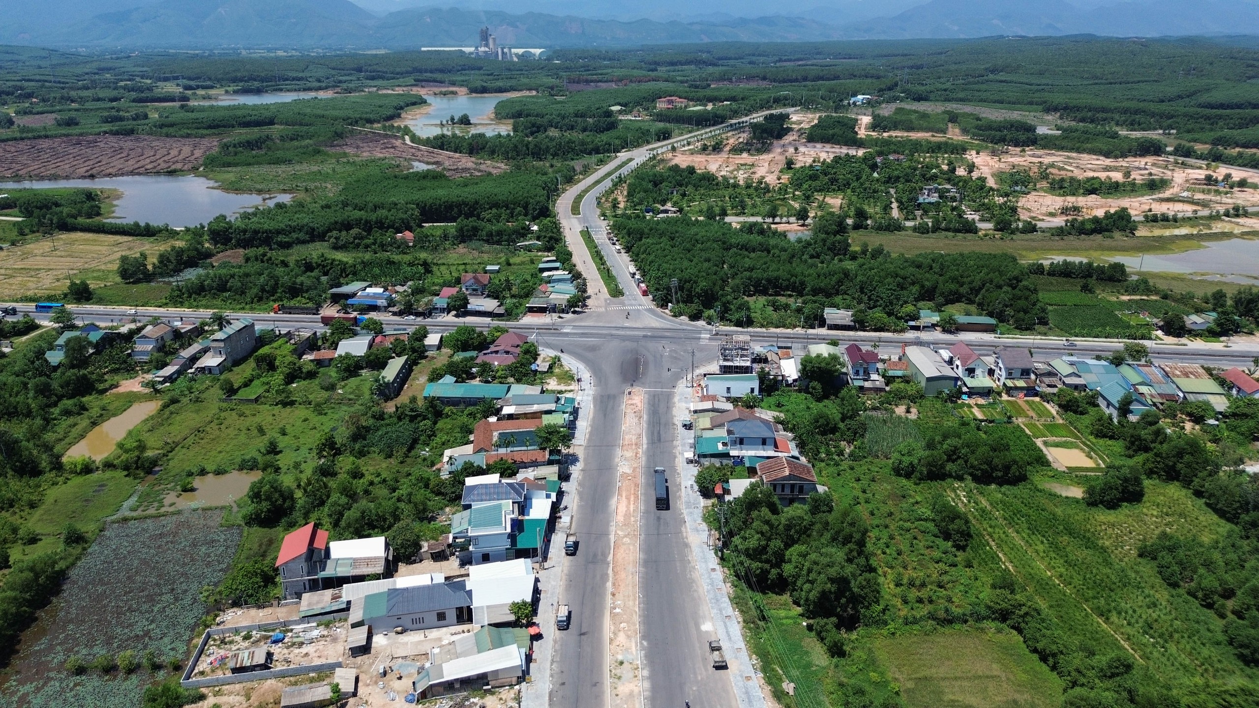 Cận cảnh cầu vượt đường sắt ở Thừa Thiên - Huế sau hơn thập kỷ thi công- Ảnh 8.