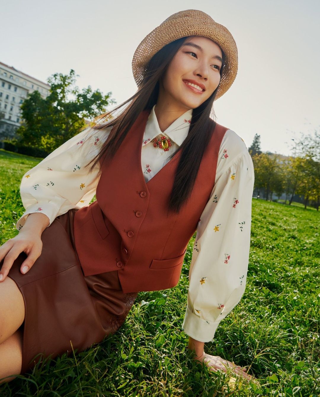 جلیقه ساده اما شیک، زیباترین لباسی که میتوانید هنگام بیرون رفتن در پاییز بپوشید - عکس ۱. Áo gile giản dị mà sang trọng, món đồ đẹp nhất khi xuống phố mùa thu- Ảnh 1.