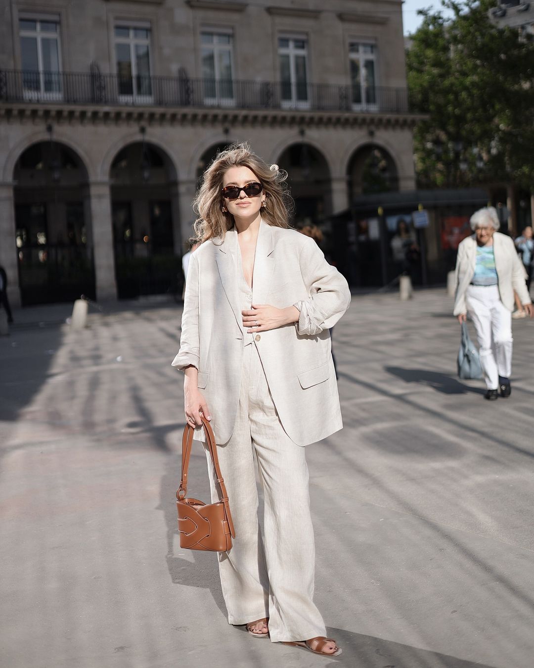 جلیقه ساده اما شیک، زیباترین لباسی که میتوانید هنگام بیرون رفتن در پاییز بپوشید - عکس ۳. Áo gile giản dị mà sang trọng, món đồ đẹp nhất khi xuống phố mùa thu- Ảnh 3.